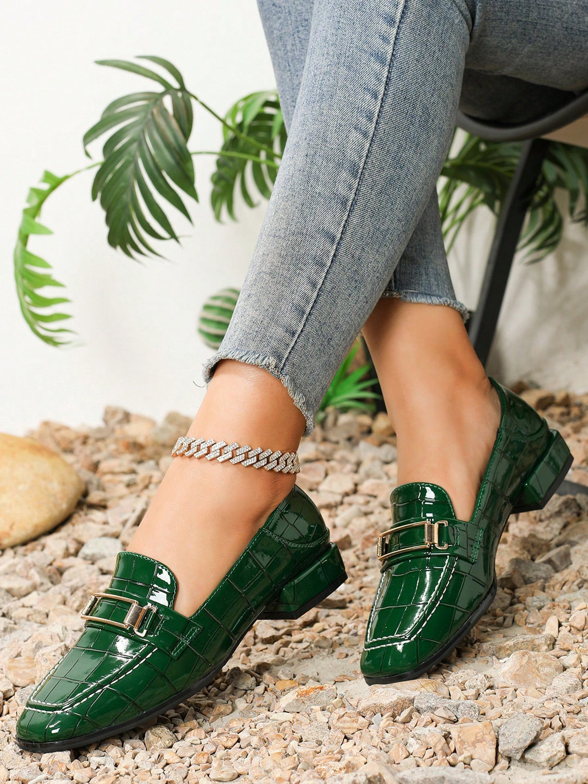 Sapato Mocassim Texturizado Estilo Croco Com Fivela Metálica