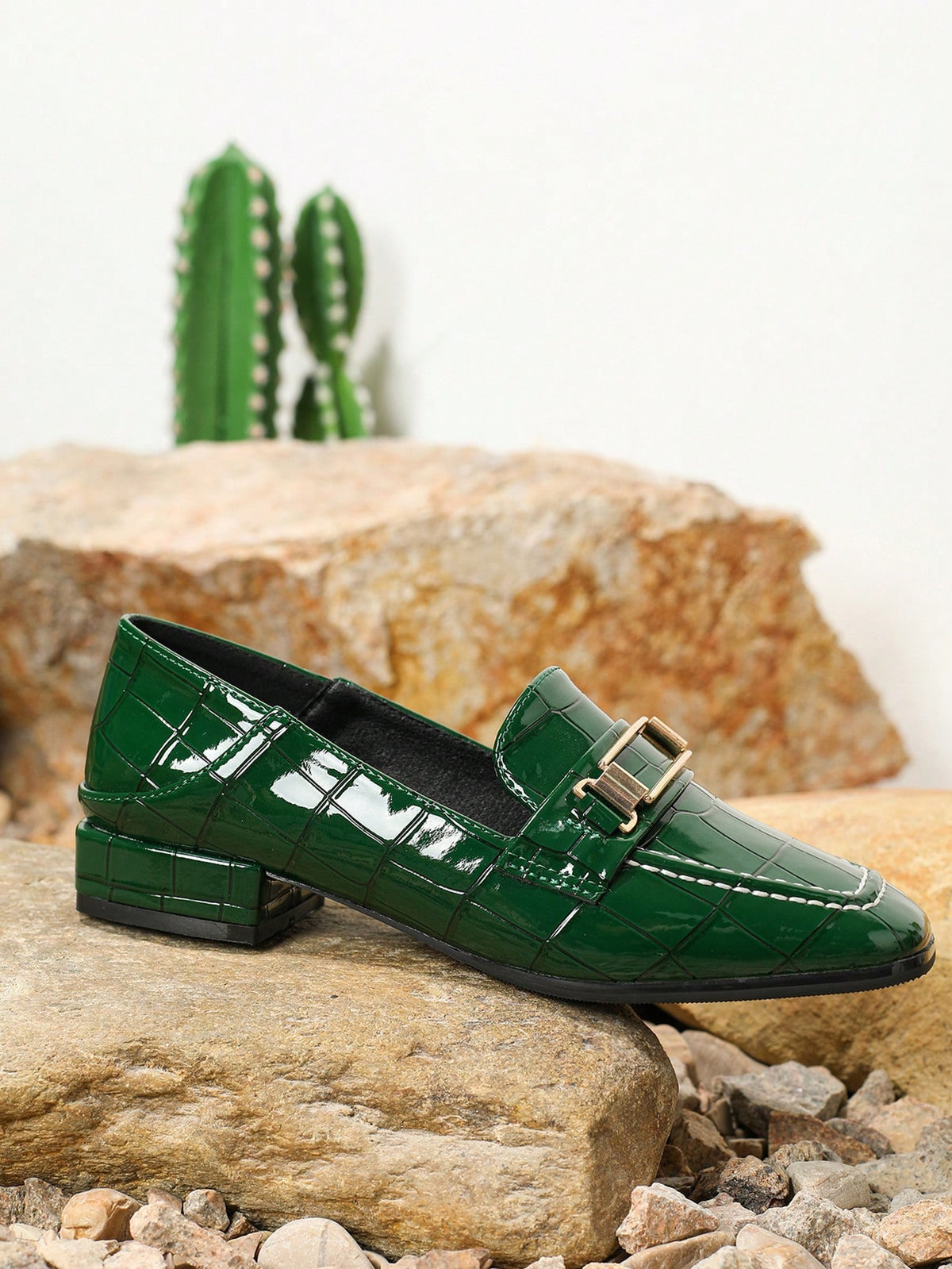Sapato Mocassim Texturizado Estilo Croco Com Fivela Metálica