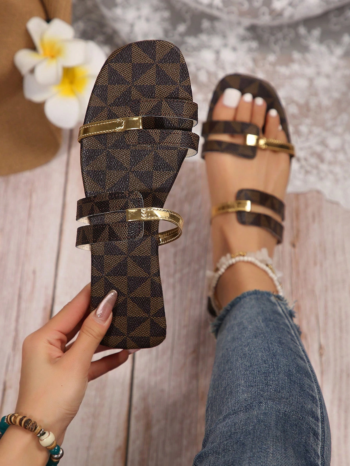 Sandália Rasteira Com Tiras Metálicas E Estilo Geométrico