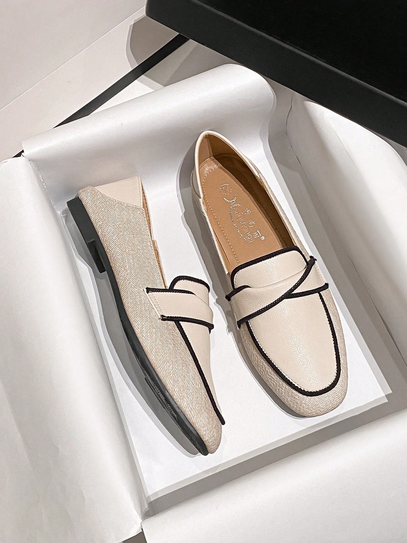 Sapato Mocassim Liso Com Detalhe De Costura Contrastante