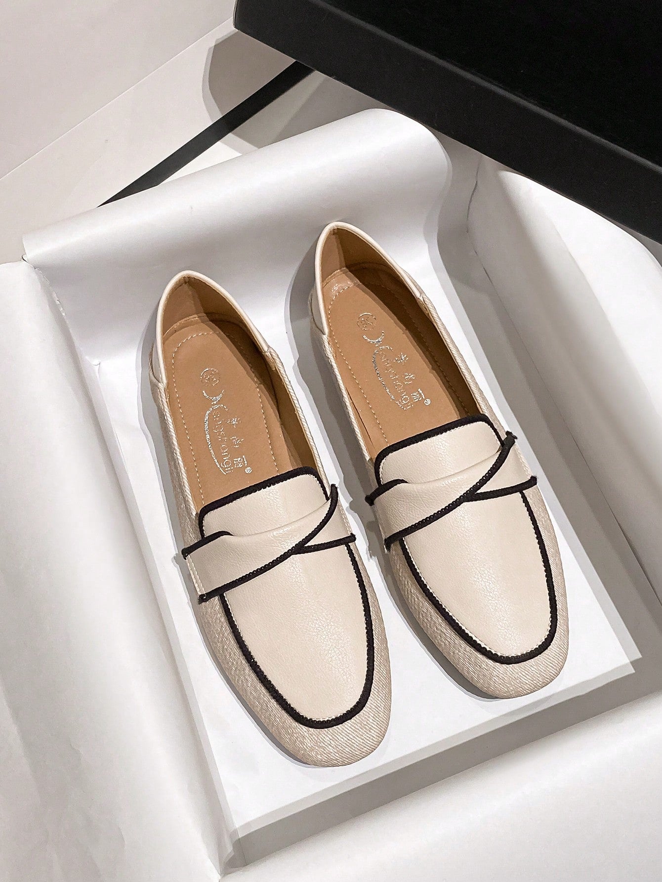 Sapato Mocassim Liso Com Detalhe De Costura Contrastante