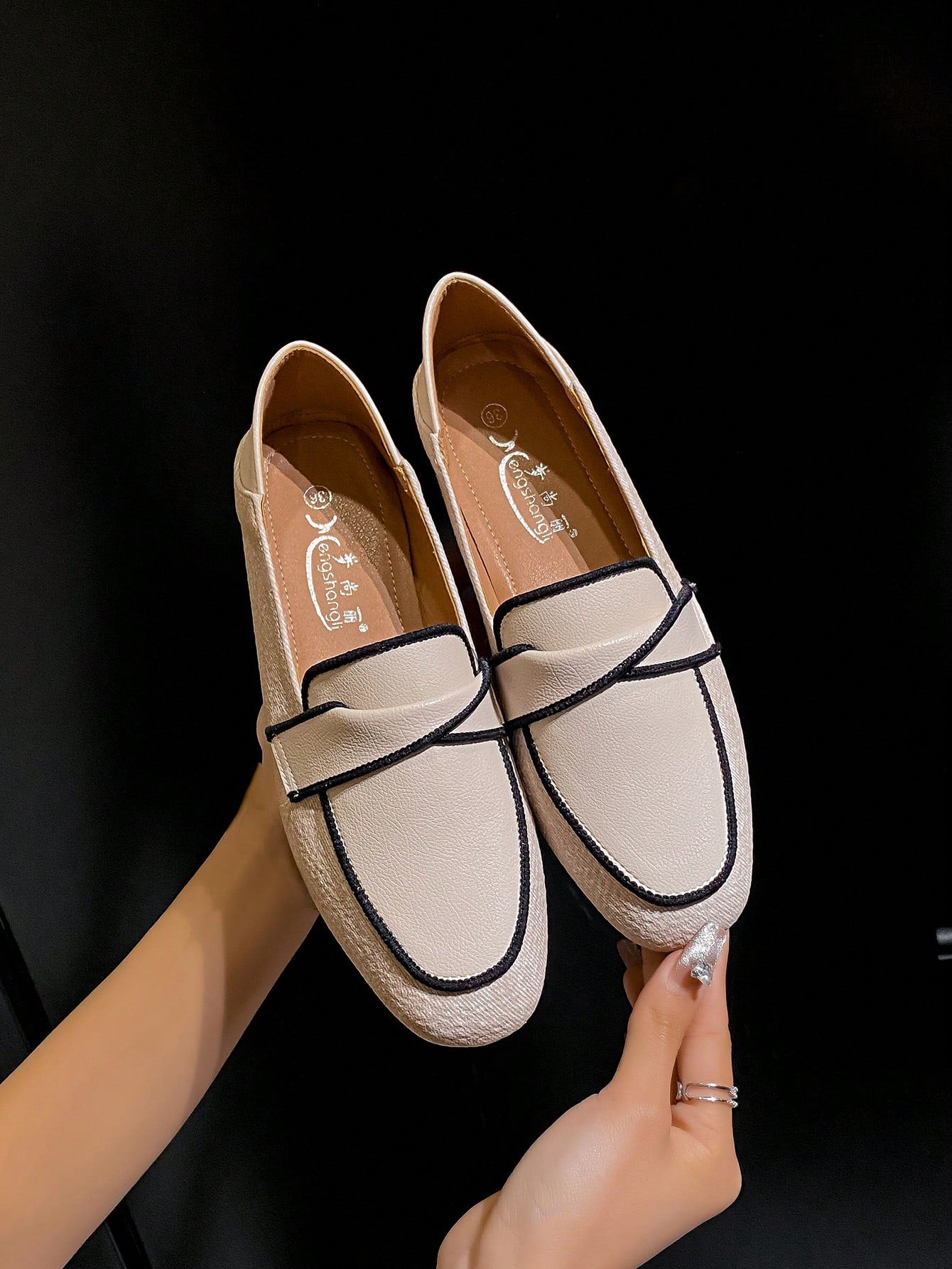 Sapato Mocassim Liso Com Detalhe De Costura Contrastante