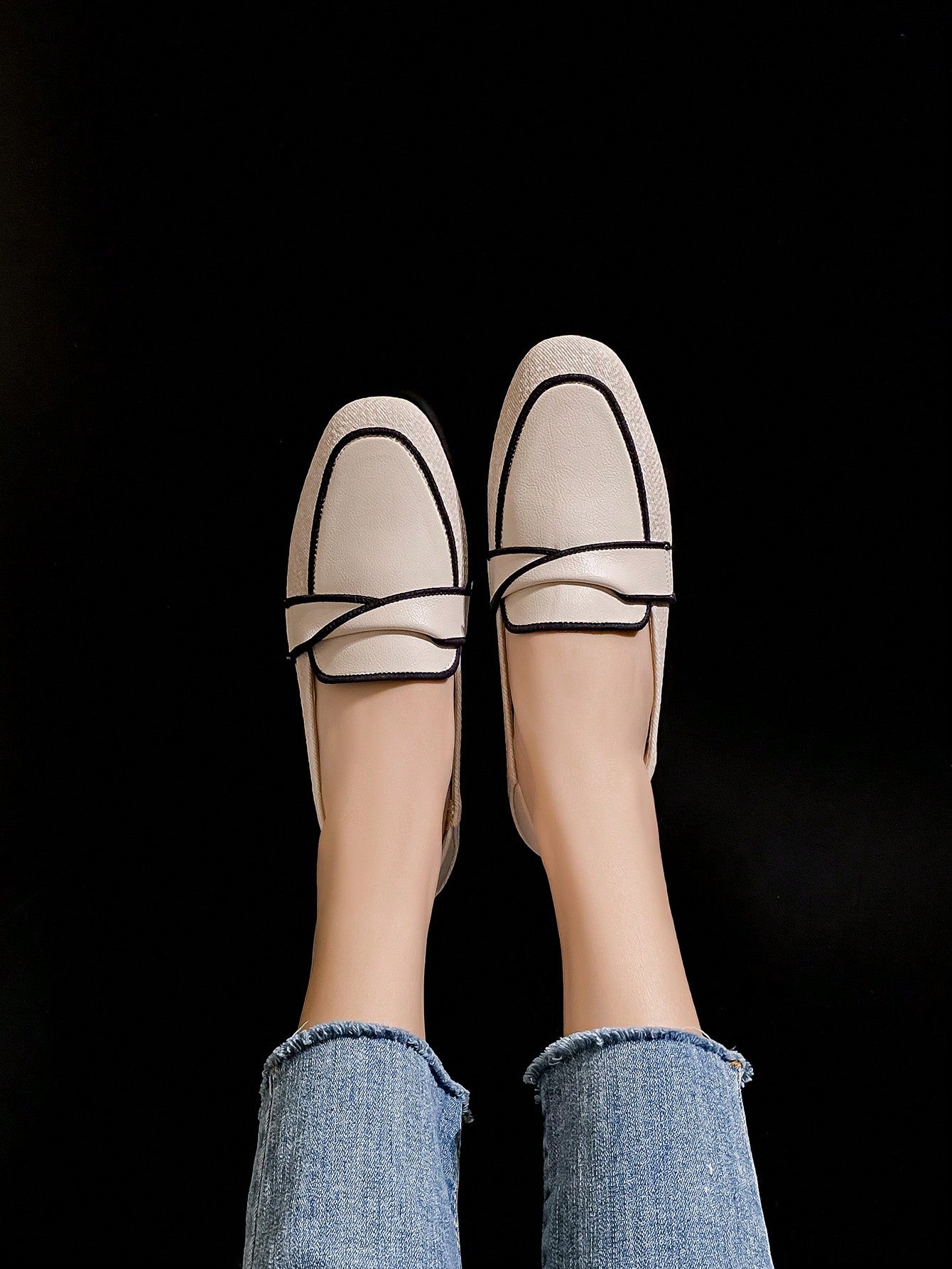 Sapato Mocassim Liso Com Detalhe De Costura Contrastante