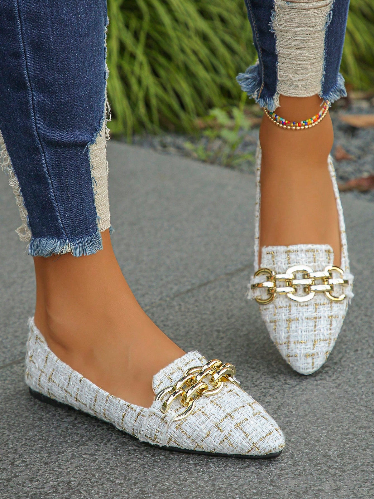 Sapatilha Bico Fino Texturizada Com Corrente Elegante