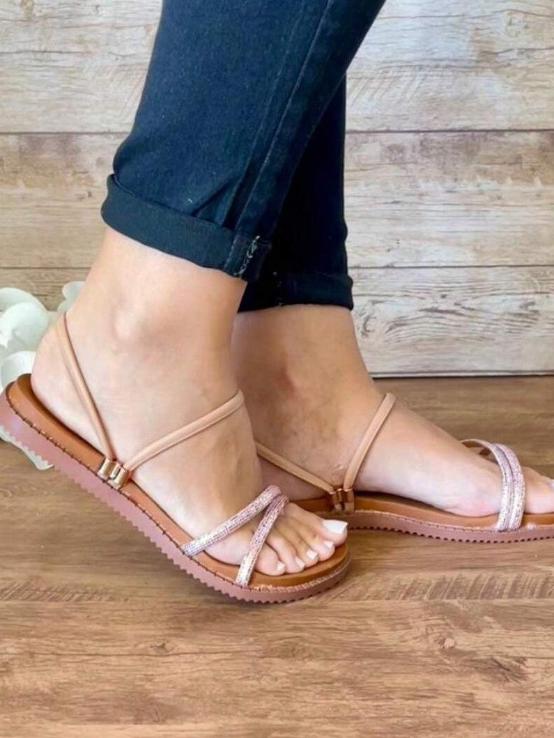 Sandália Rasteira Com Tiras Finas E Detalhe Brilhante