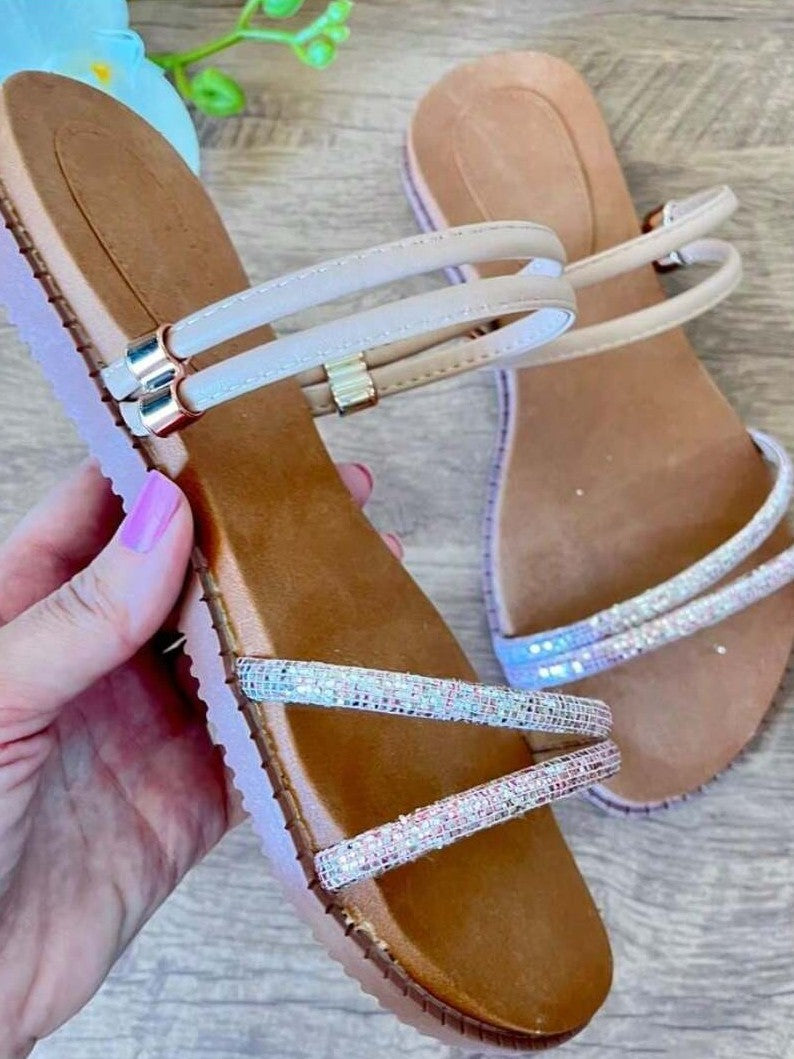 Sandália Rasteira Com Tiras Finas E Detalhe Brilhante