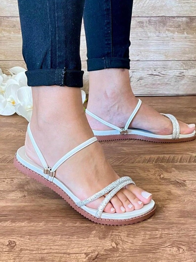 Sandália Rasteira Com Tiras Finas E Detalhe Brilhante