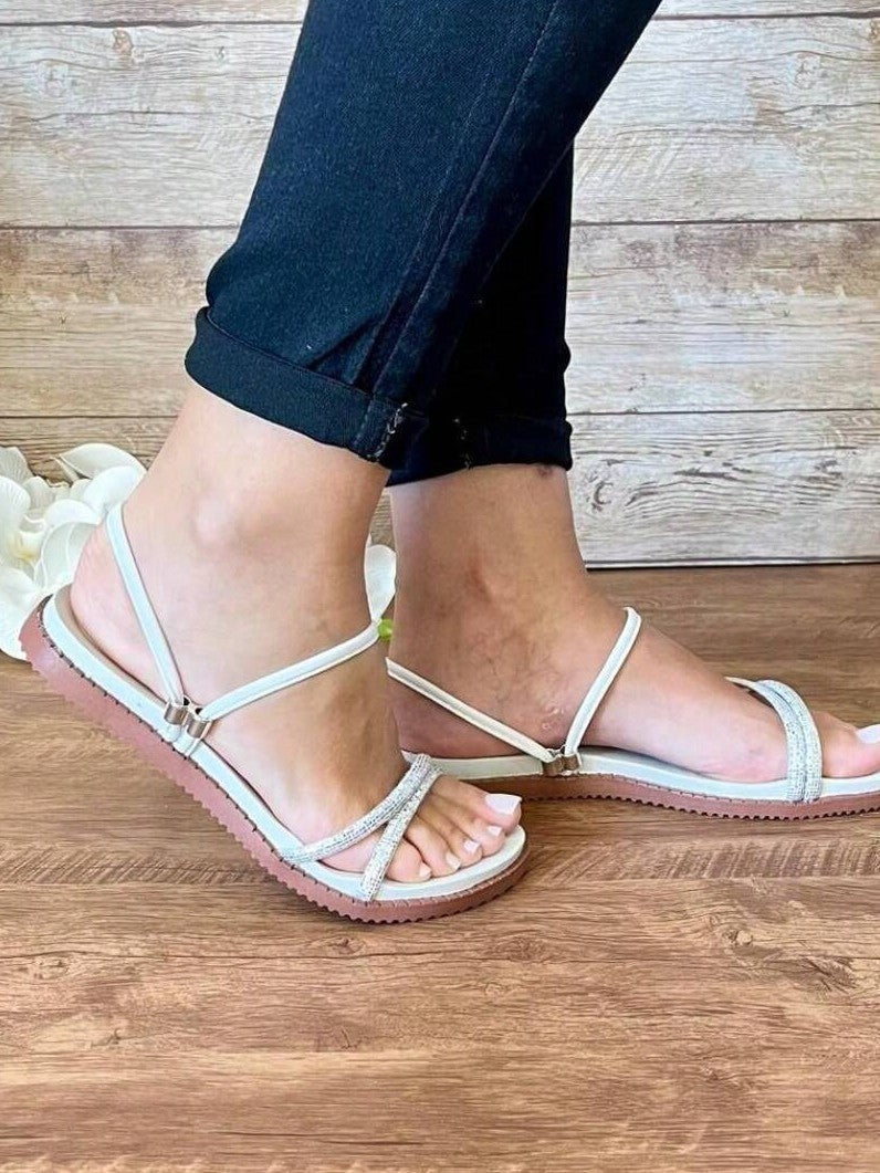 Sandália Rasteira Com Tiras Finas E Detalhe Brilhante
