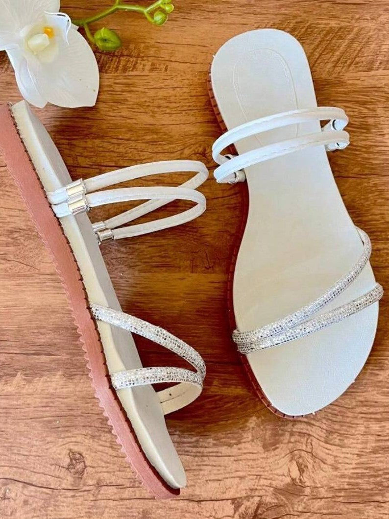 Sandália Rasteira Com Tiras Finas E Detalhe Brilhante
