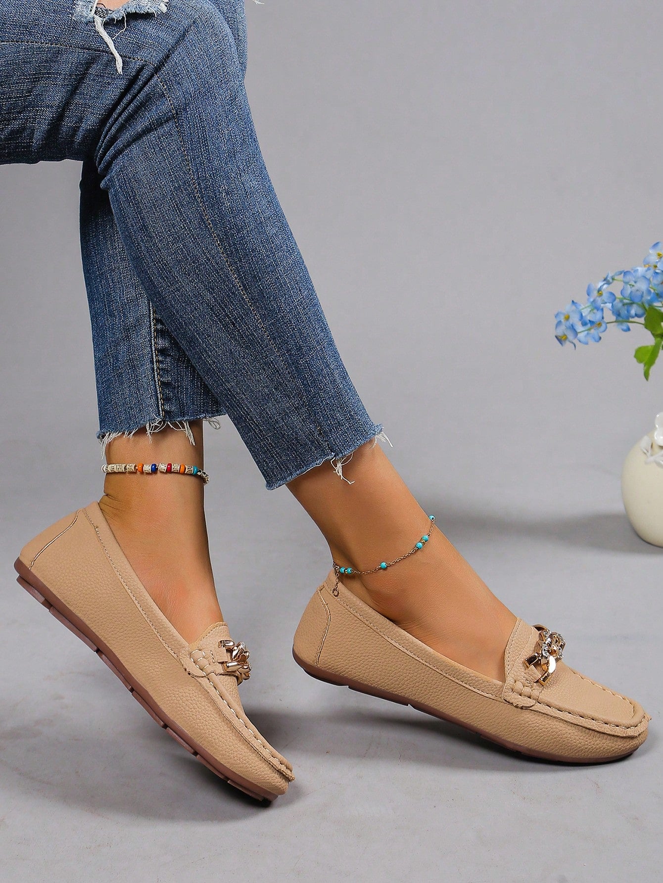 Sapatilha Mocassim Com Corrente Metálica Elegante