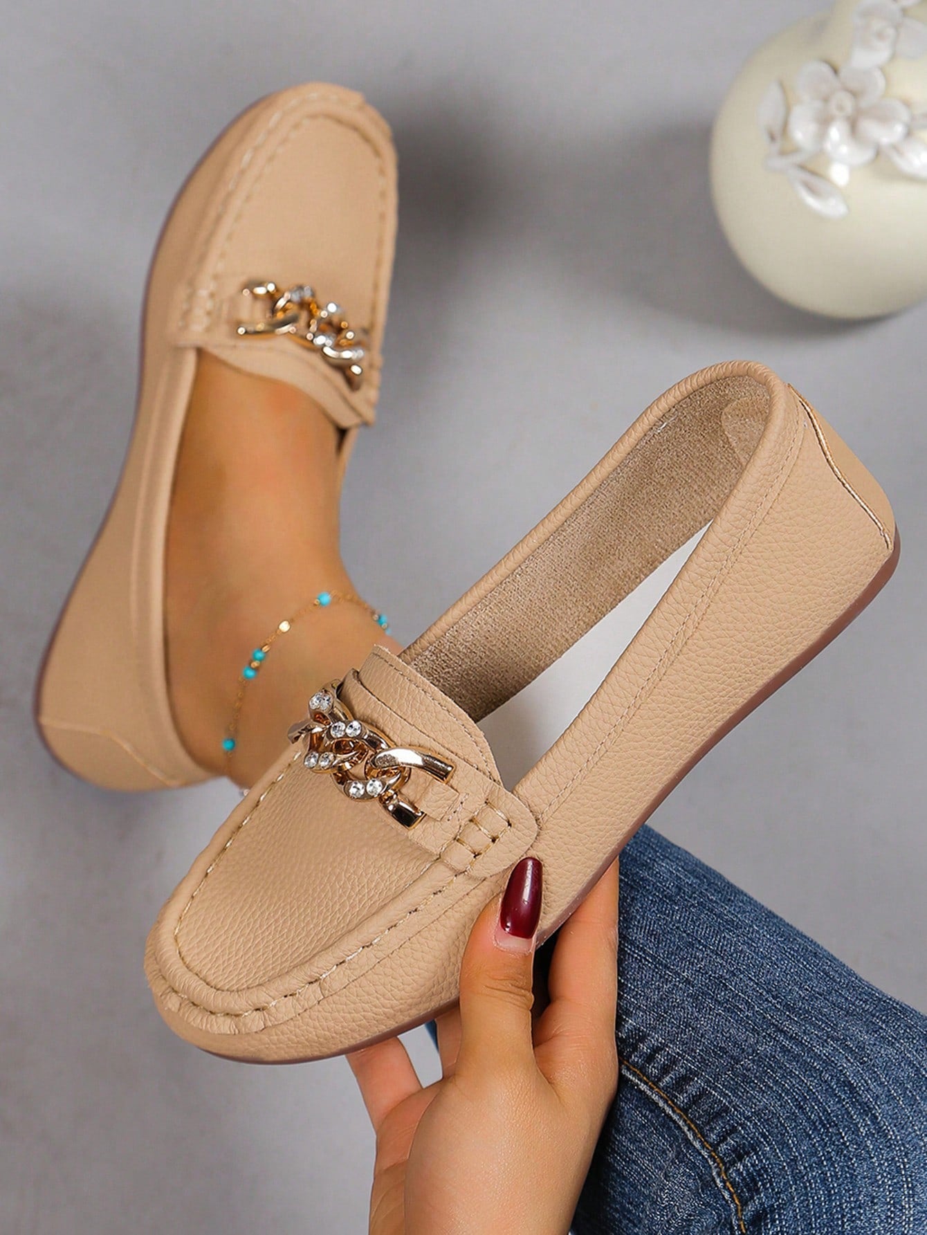 Sapatilha Mocassim Com Corrente Metálica Elegante