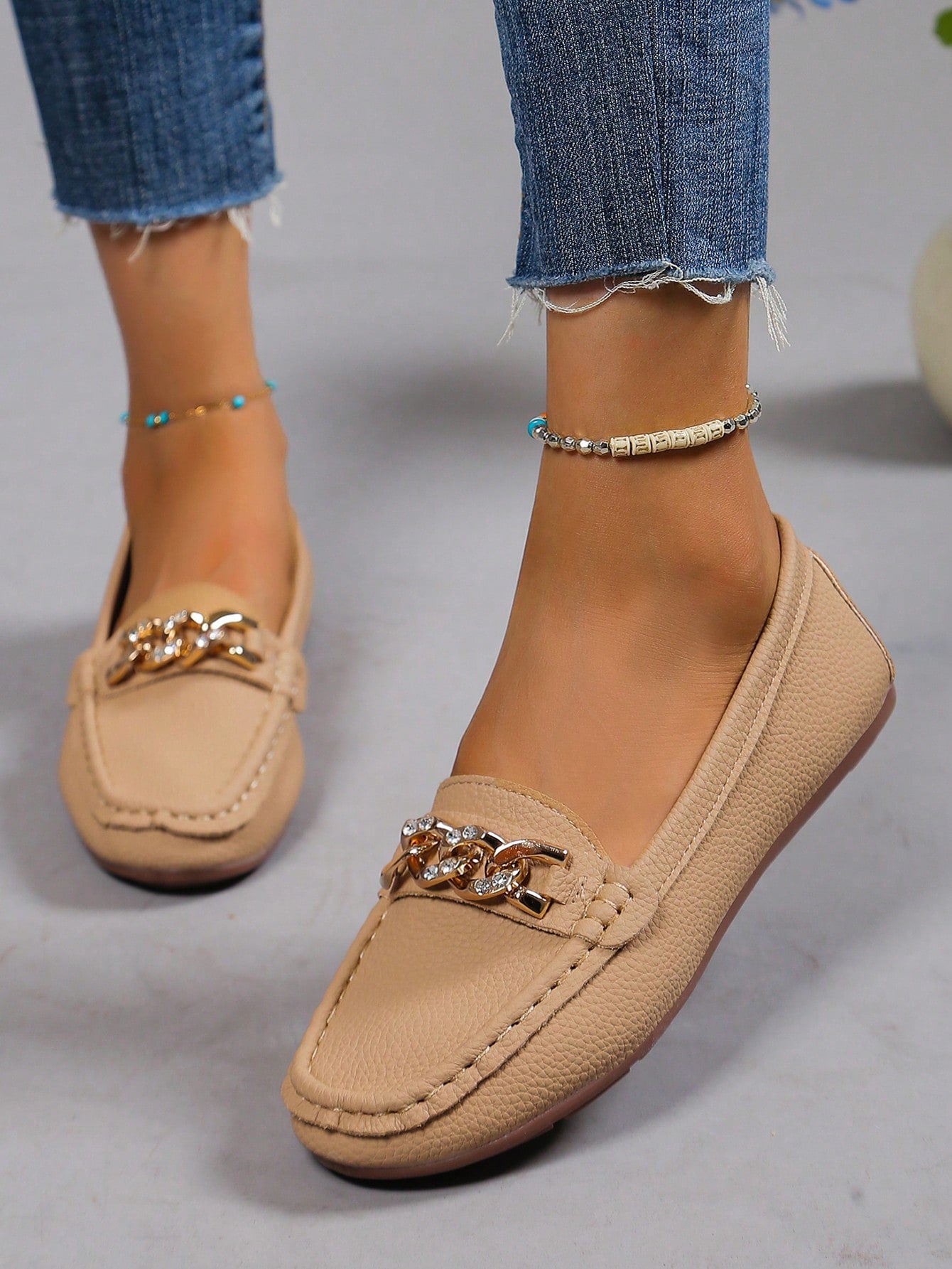 Sapatilha Mocassim Com Corrente Metálica Elegante