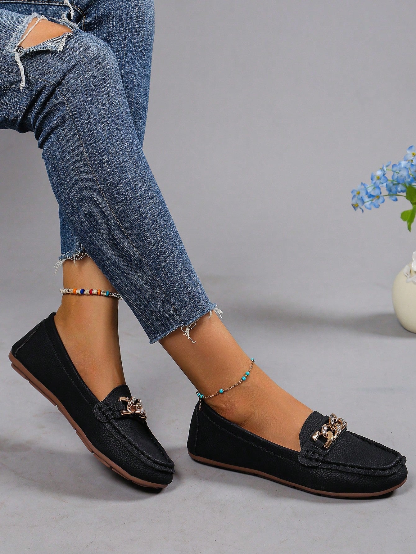 Sapatilha Mocassim Com Corrente Metálica Elegante