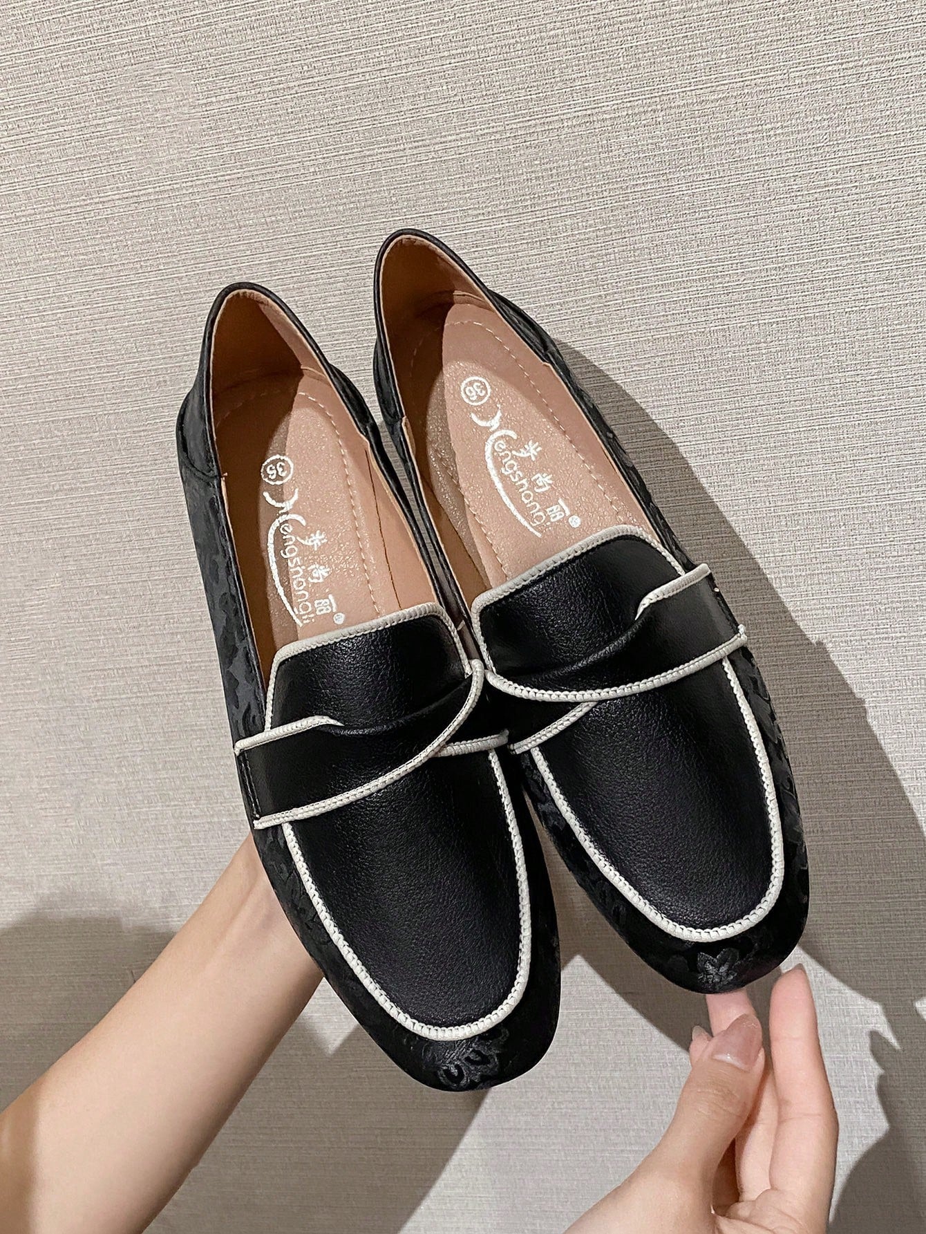 Sapato Mocassim Liso Com Detalhe De Costura Contrastante