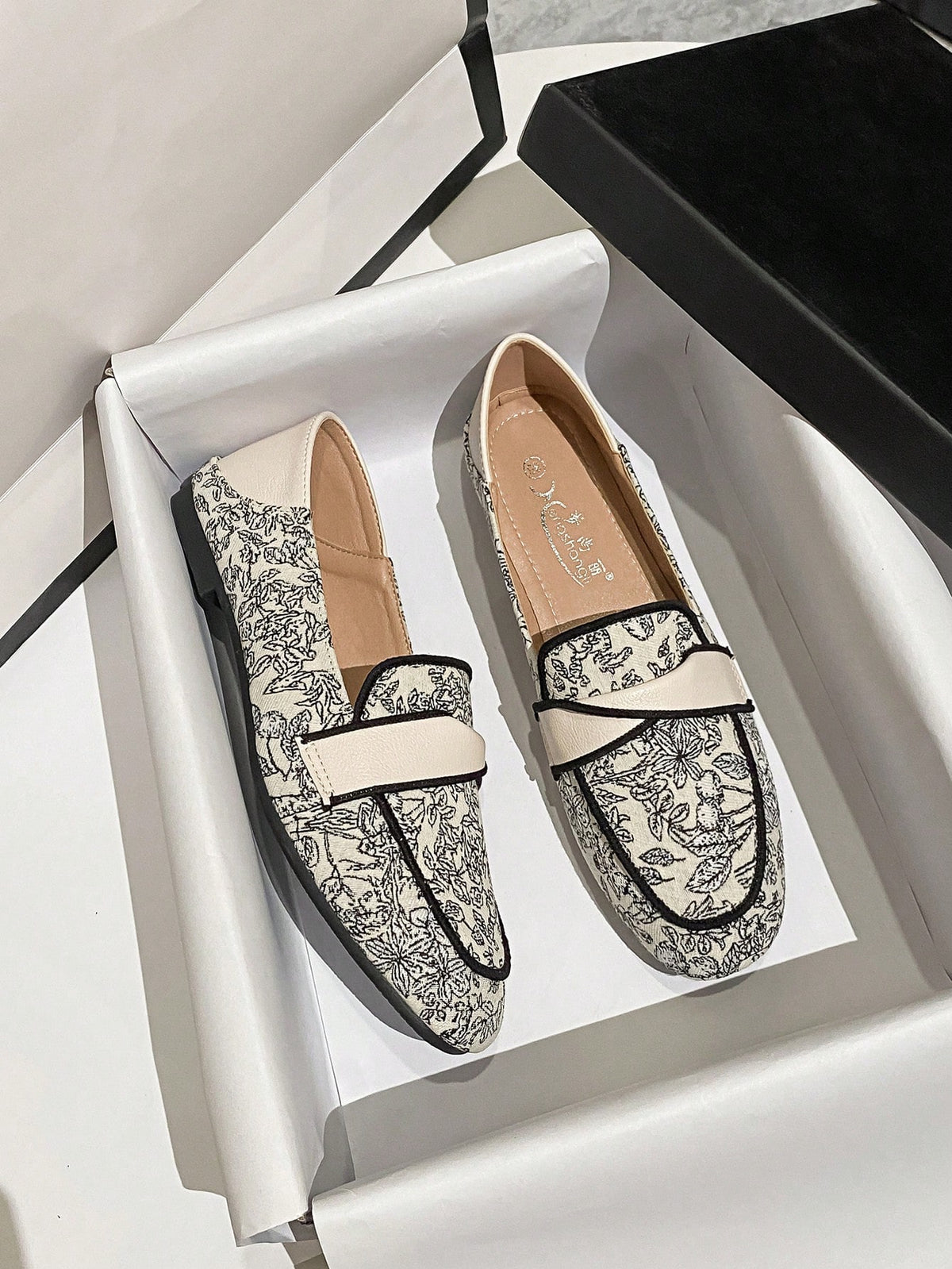 Sapato Mocassim Liso Com Detalhe De Costura Contrastante