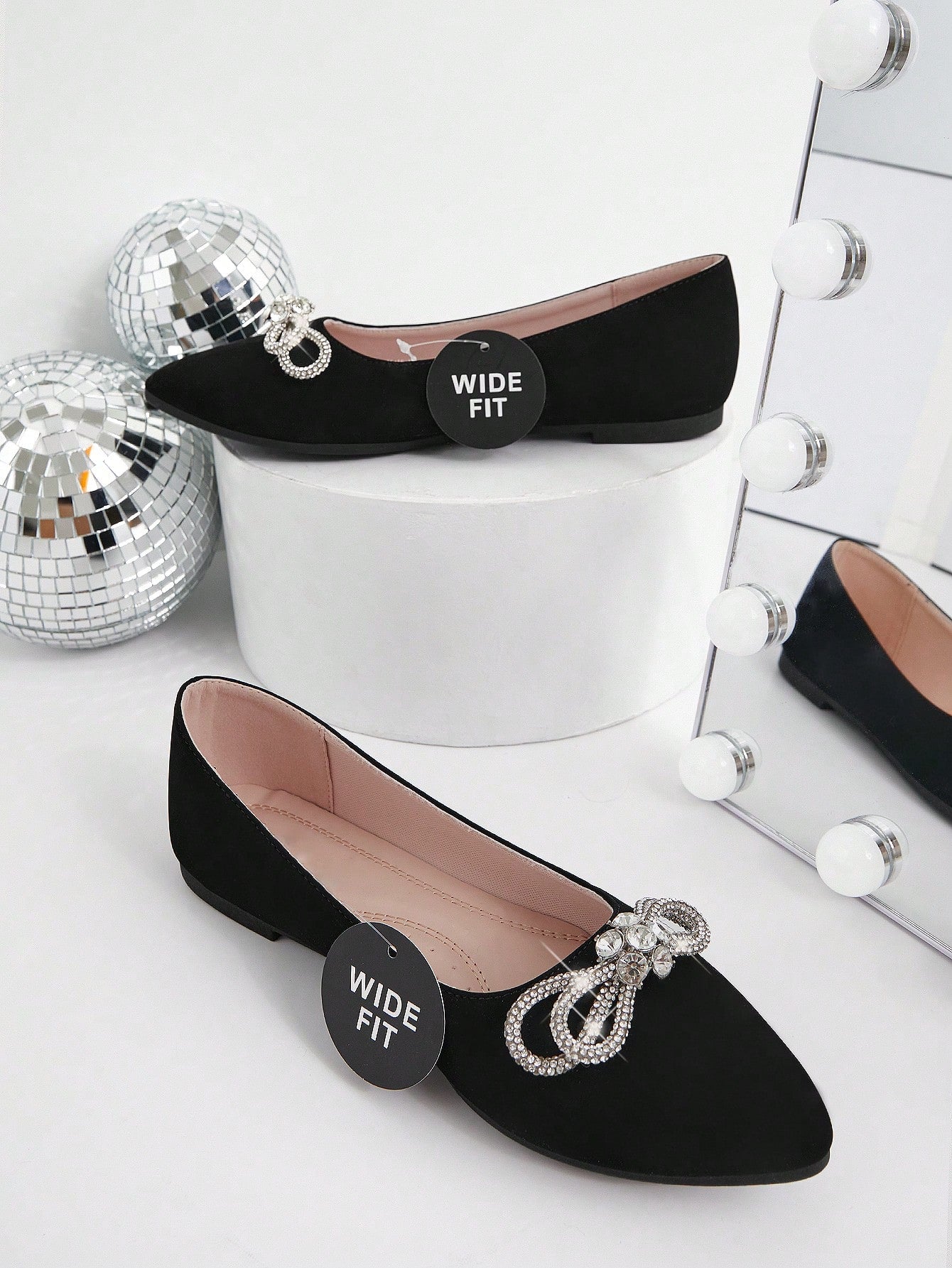 Sapatilha Bico Fino Com Laço De Strass Elegante