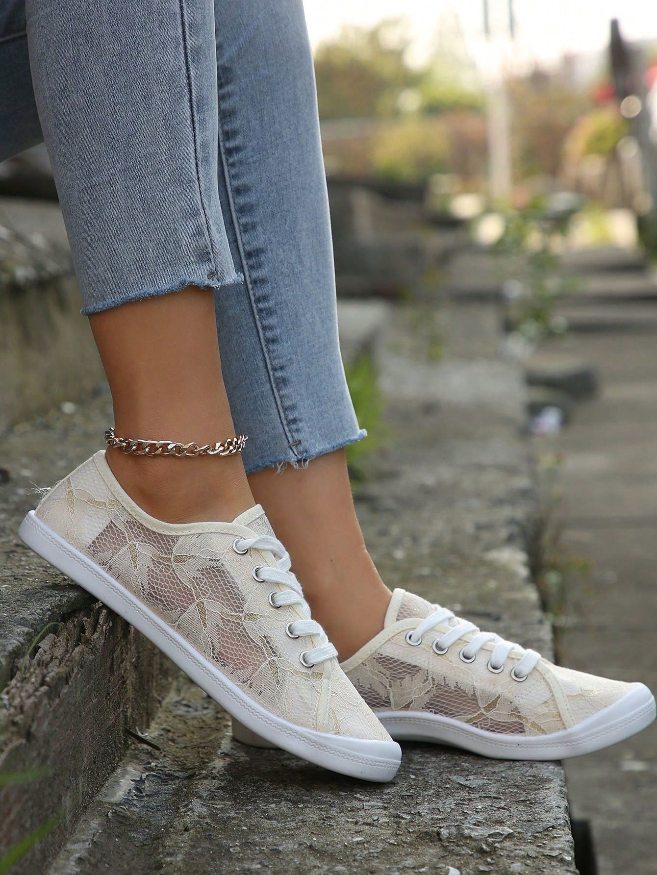 Tênis Casual Com Detalhe De Renda Floral E Solado Leve