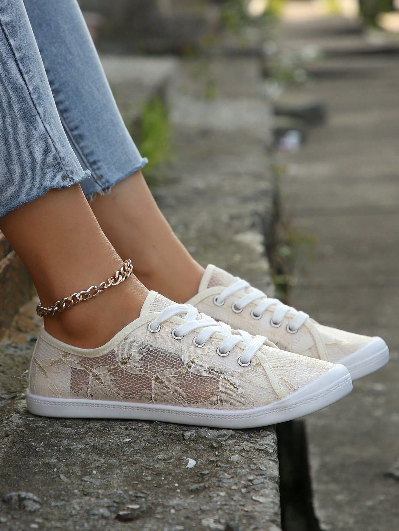 Tênis Casual Com Detalhe De Renda Floral E Solado Leve