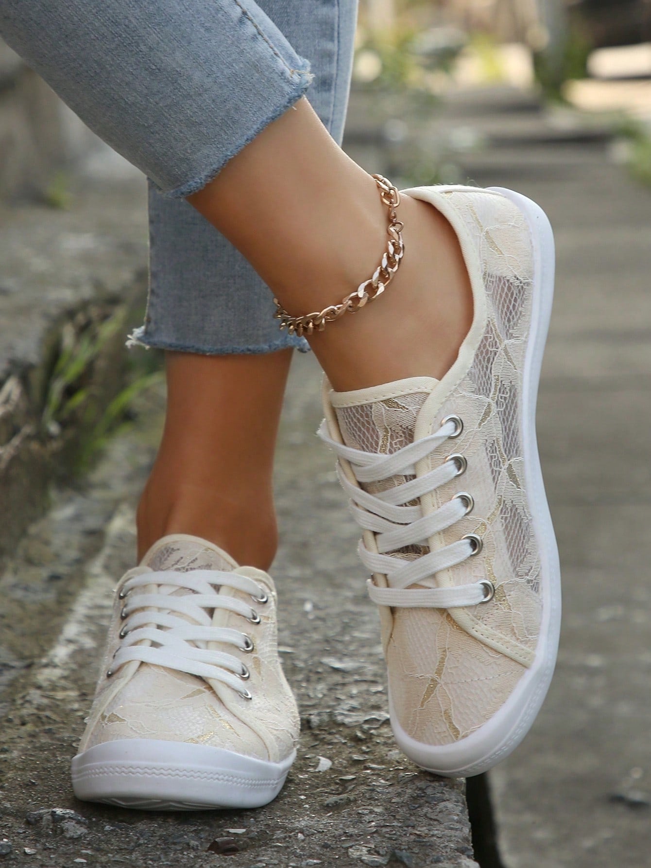 Tênis Casual Com Detalhe De Renda Floral E Solado Leve