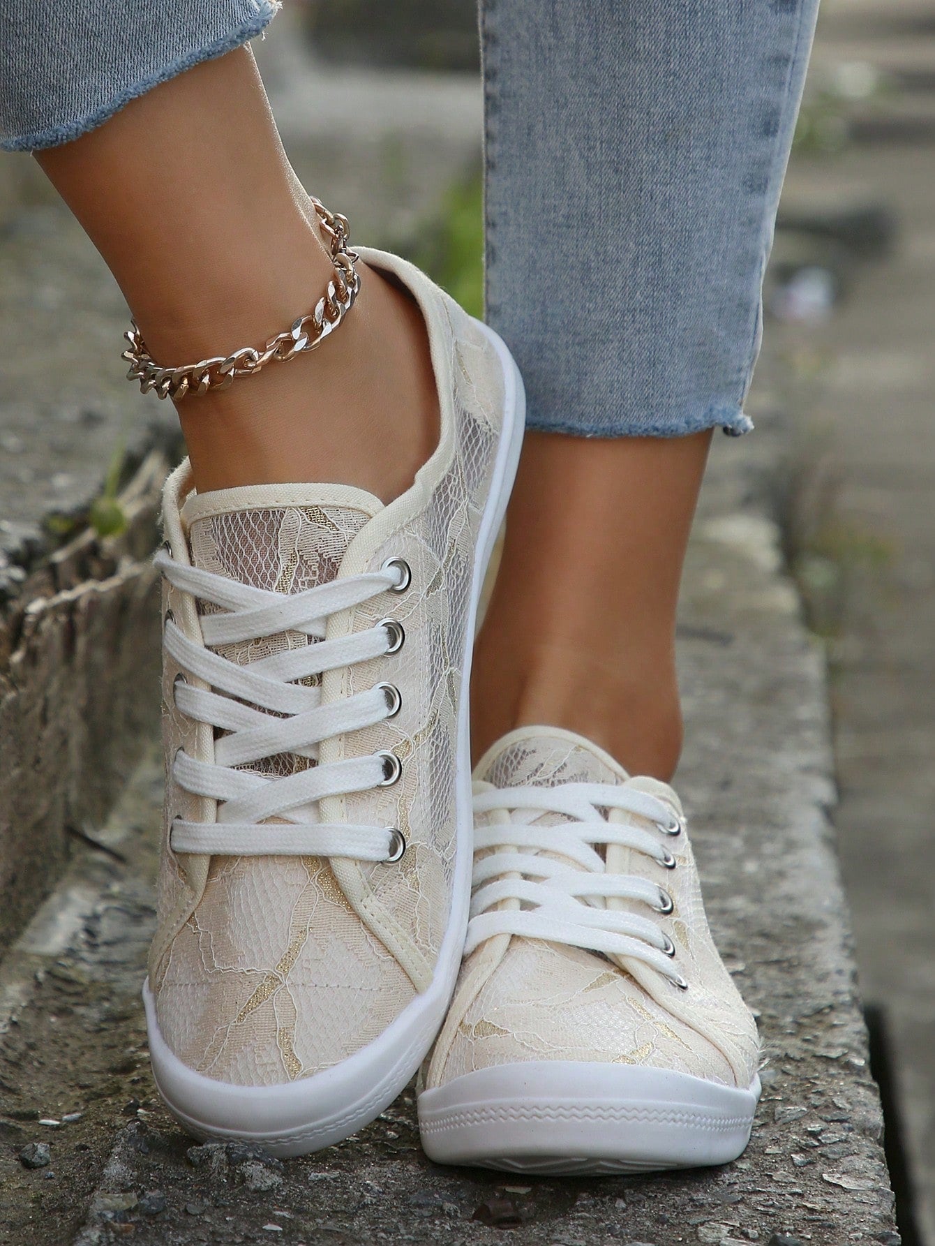 Tênis Casual Com Detalhe De Renda Floral E Solado Leve