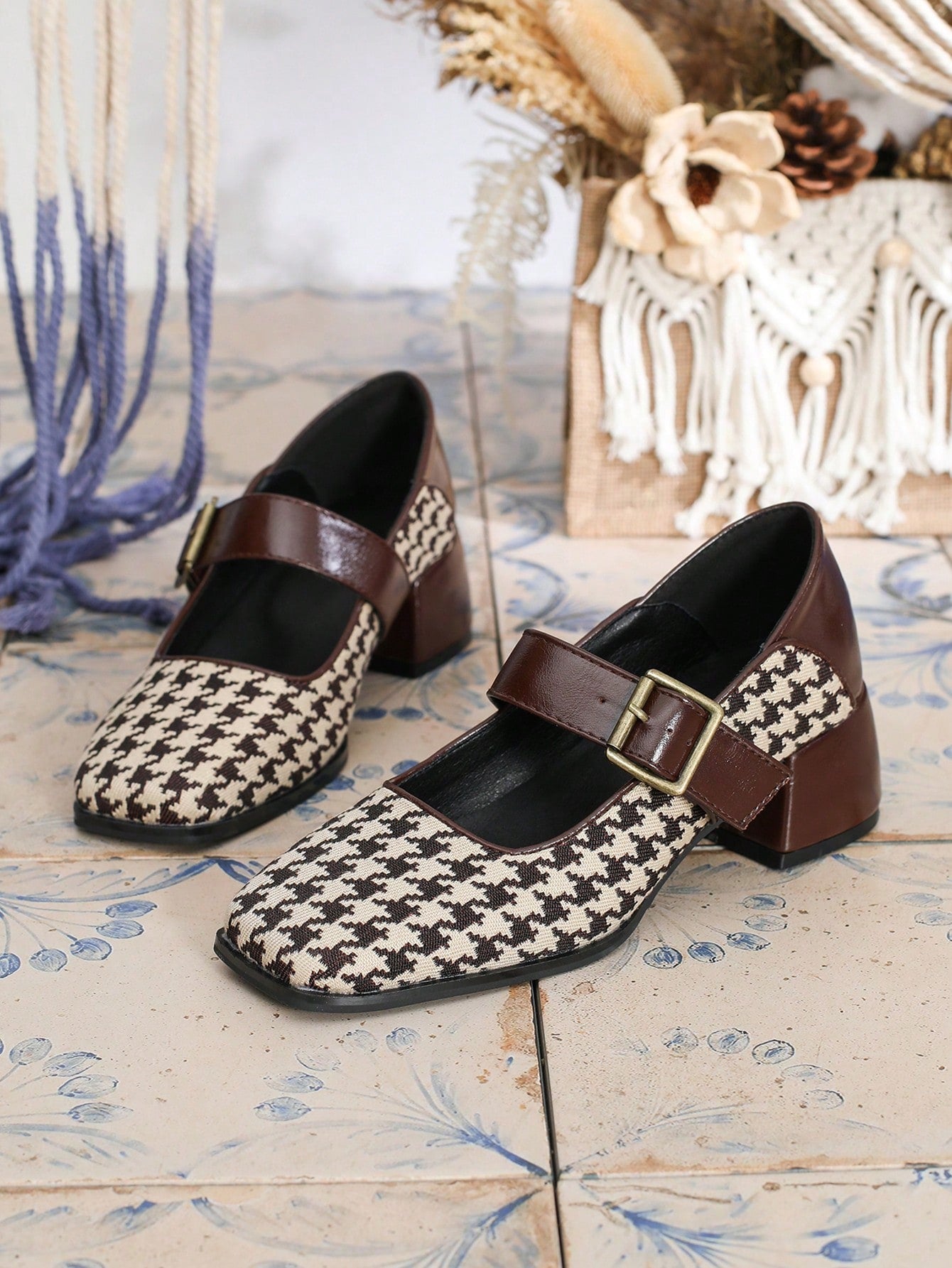 Sapato Bico Quadrado Pied De Poule Com Fivela E Salto Bloco