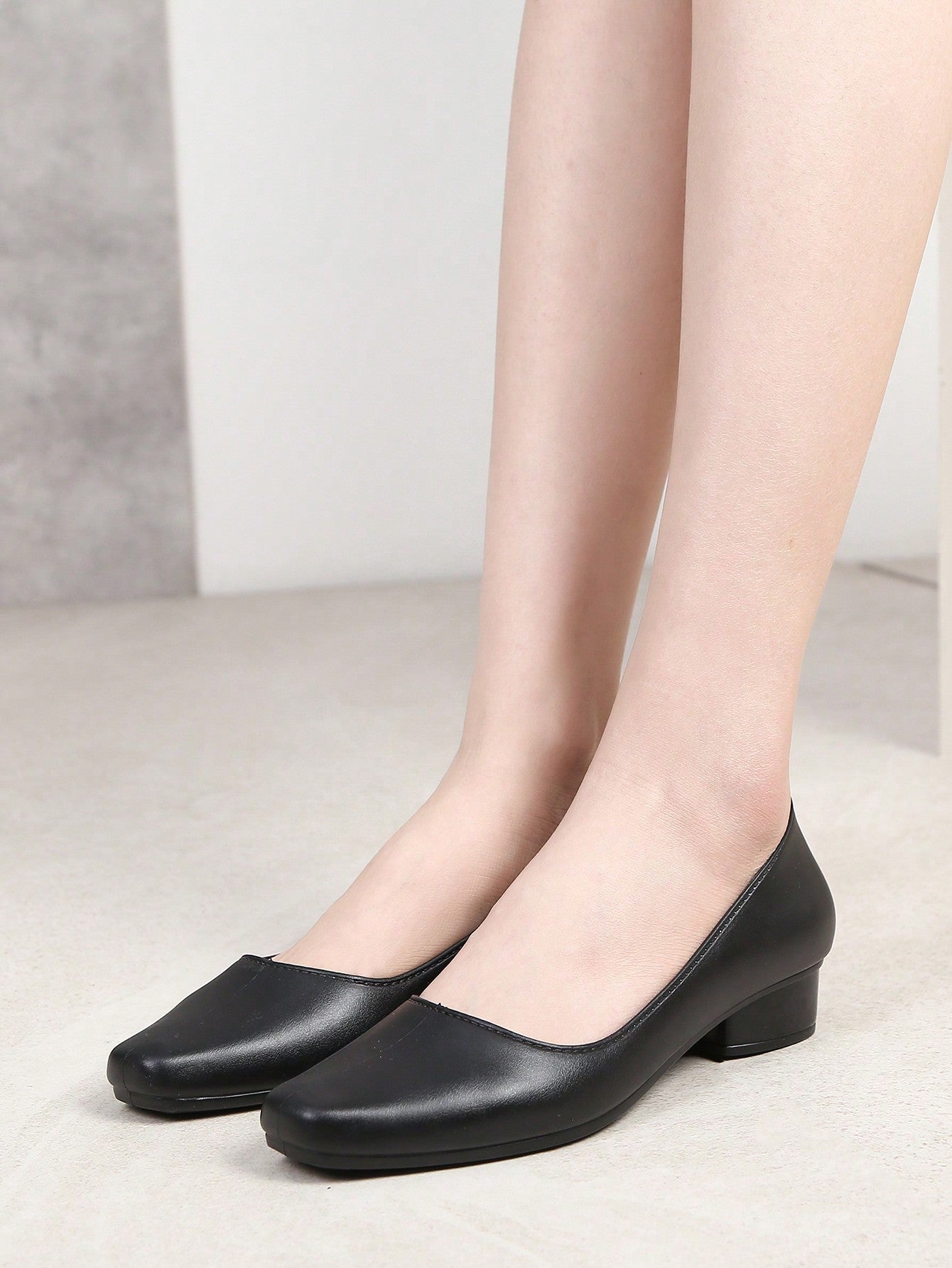 Sapato Bico Quadrado Liso Com Design Minimalista