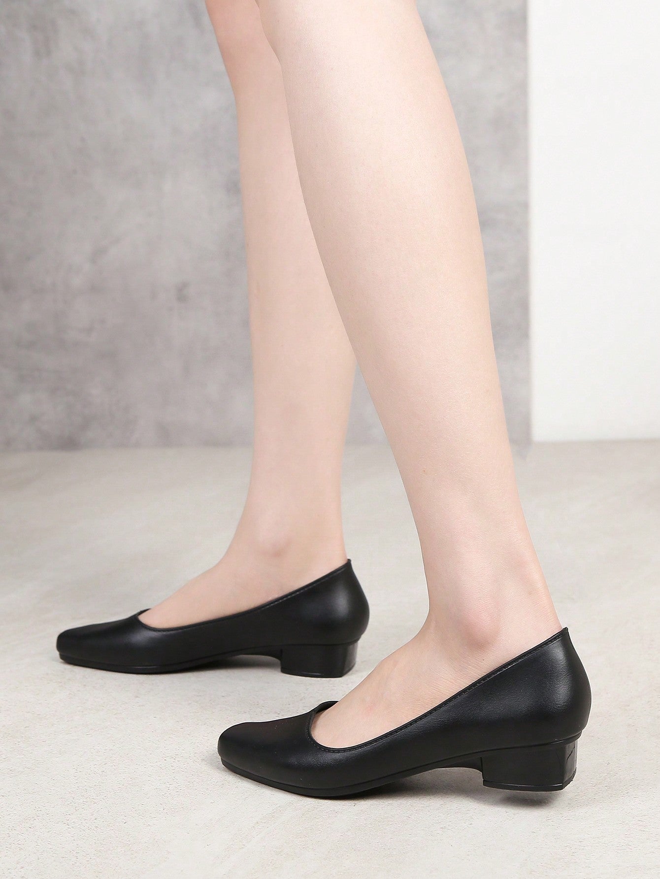 Sapato Bico Quadrado Liso Com Design Minimalista