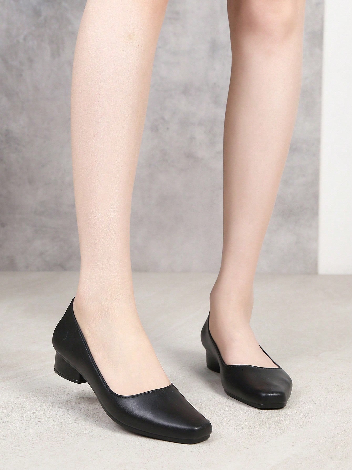 Sapato Bico Quadrado Liso Com Design Minimalista