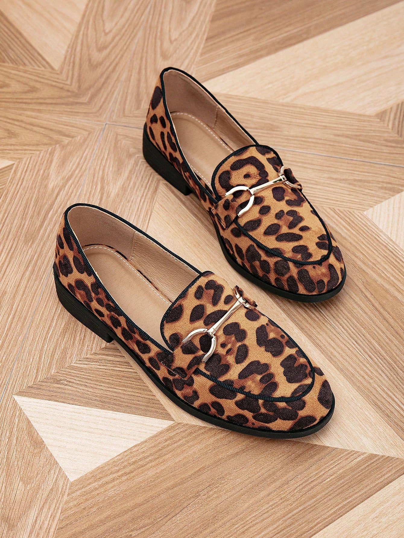 Sapato Mocassim Estampado Animal Print Com Fivela Metálica