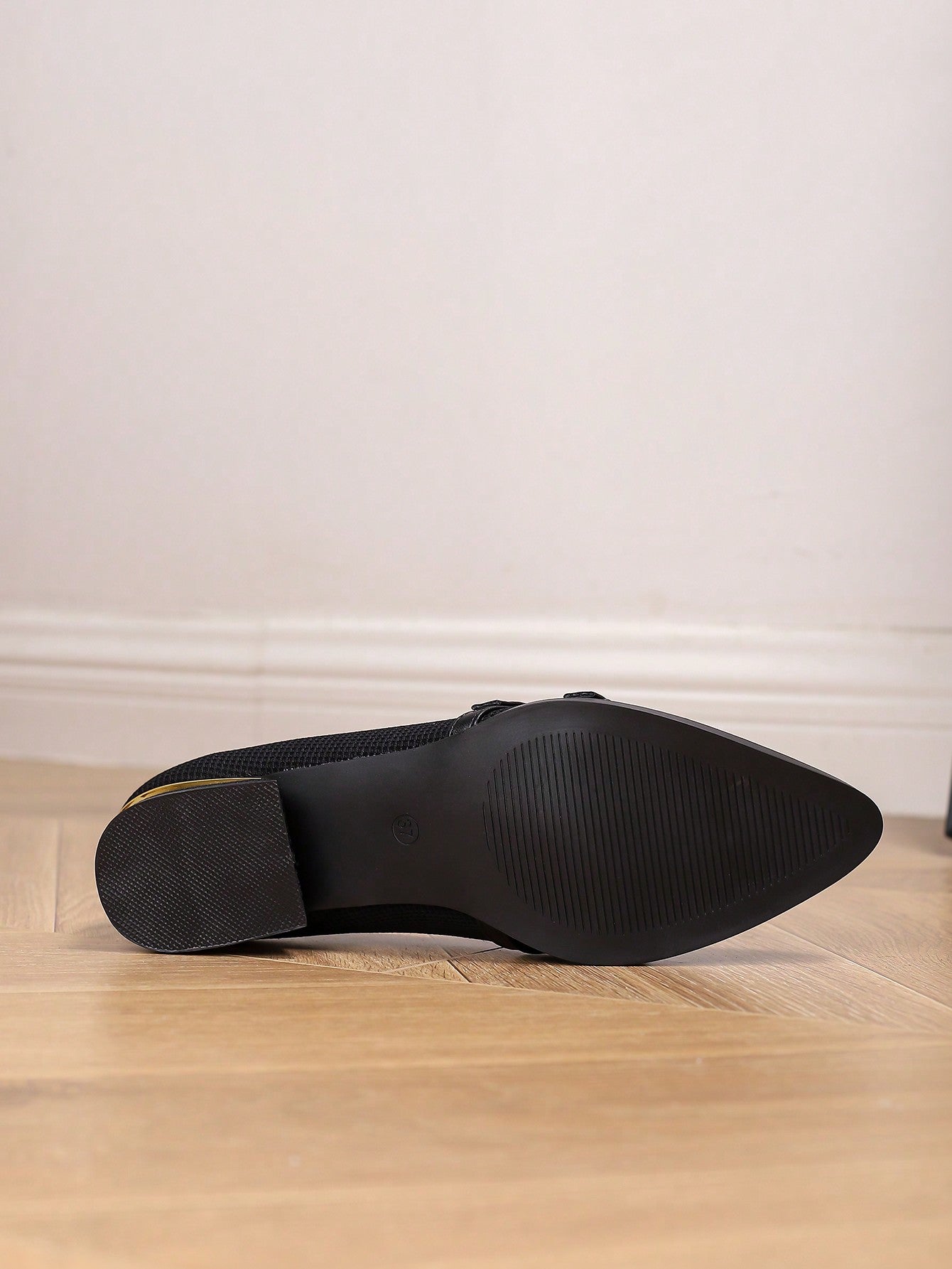 Sapato Mocassim Bico Fino Com Duas Fivelas Elegantes