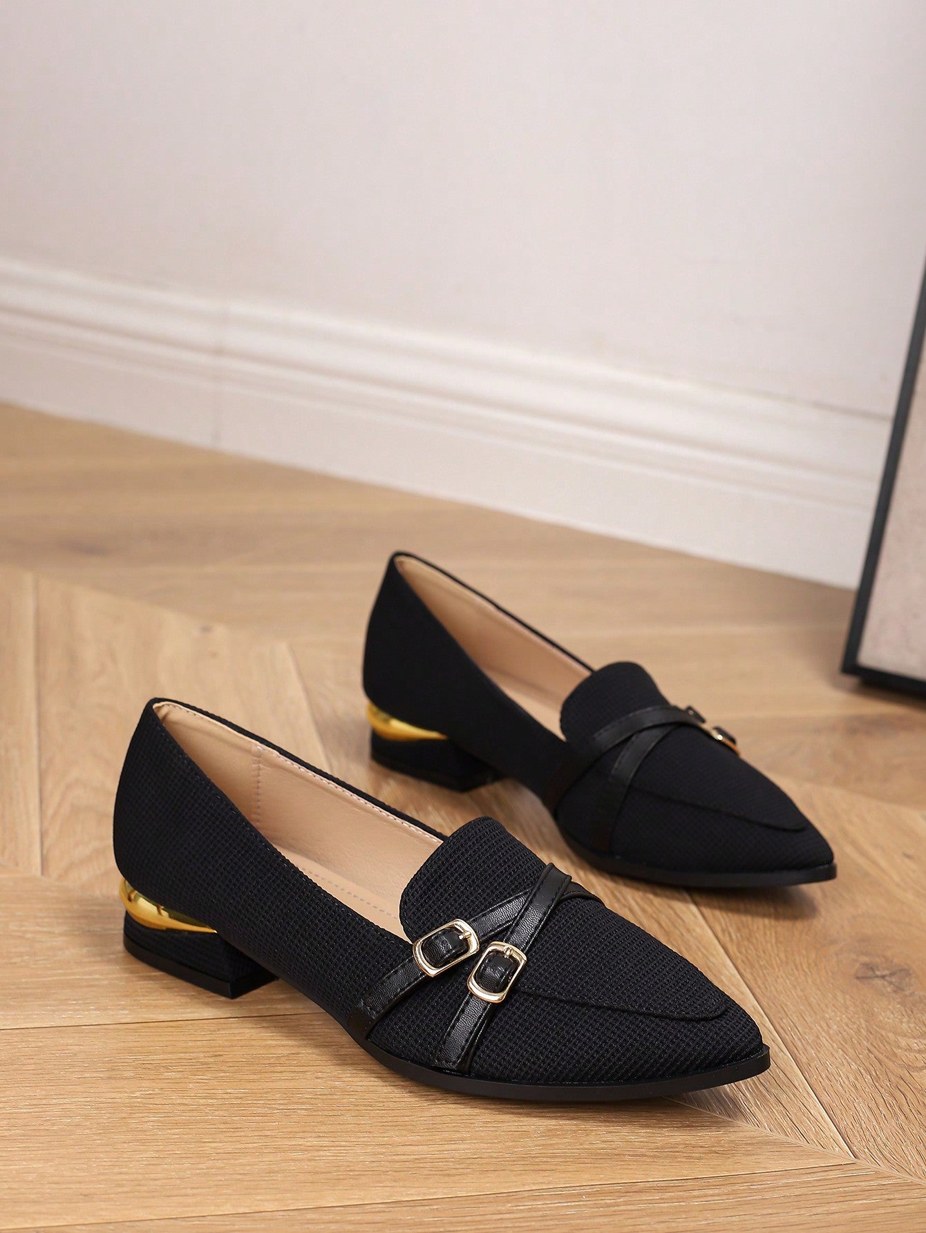 Sapato Mocassim Bico Fino Com Duas Fivelas Elegantes