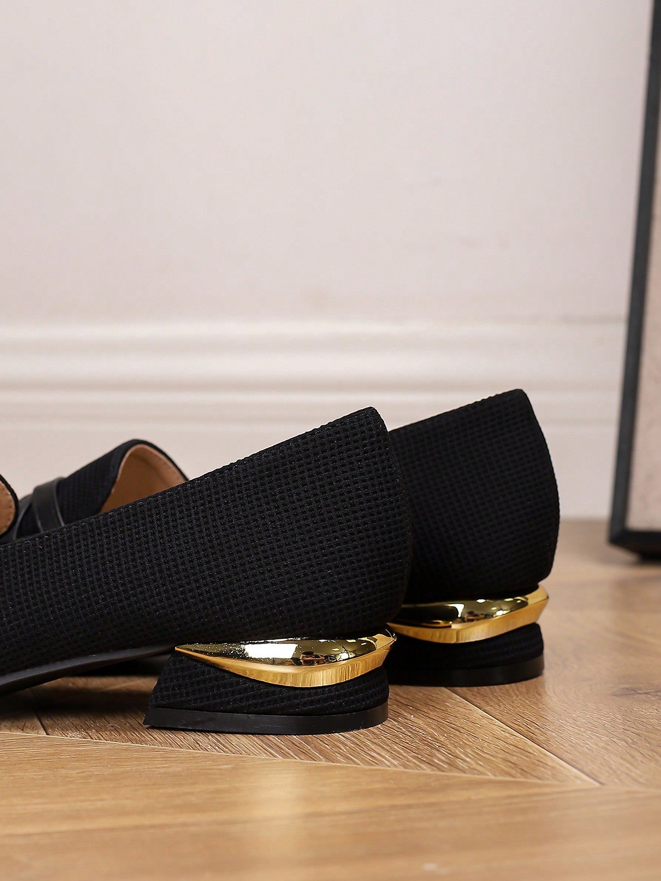Sapato Mocassim Bico Fino Com Duas Fivelas Elegantes