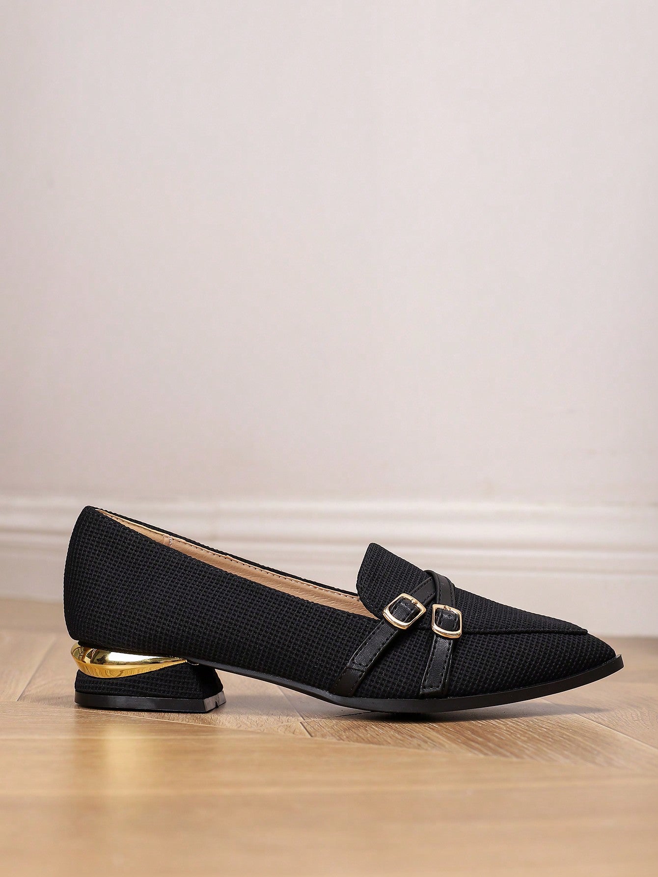 Sapato Mocassim Bico Fino Com Duas Fivelas Elegantes