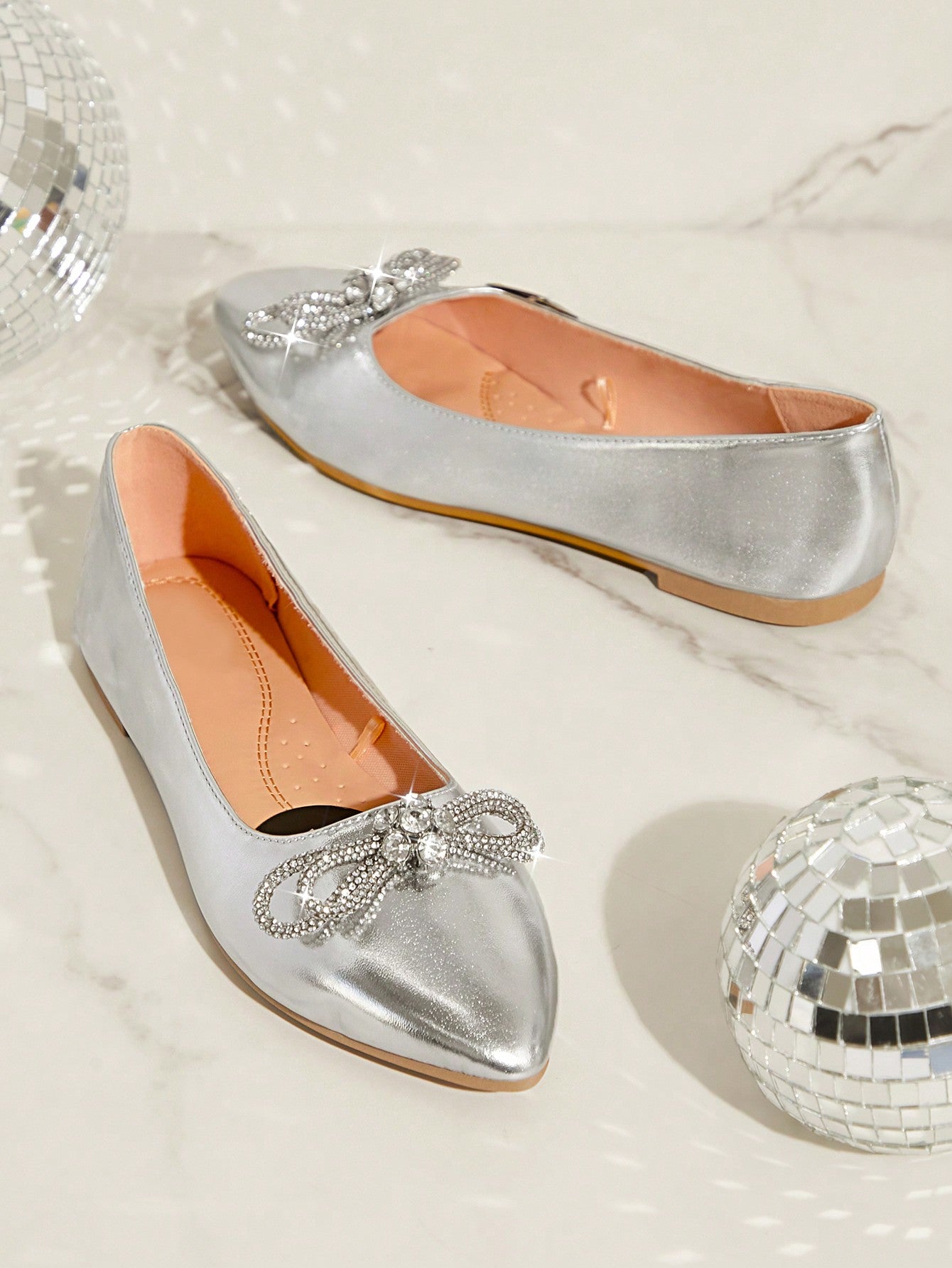 Sapatilha Bico Fino Com Laço De Strass Elegante
