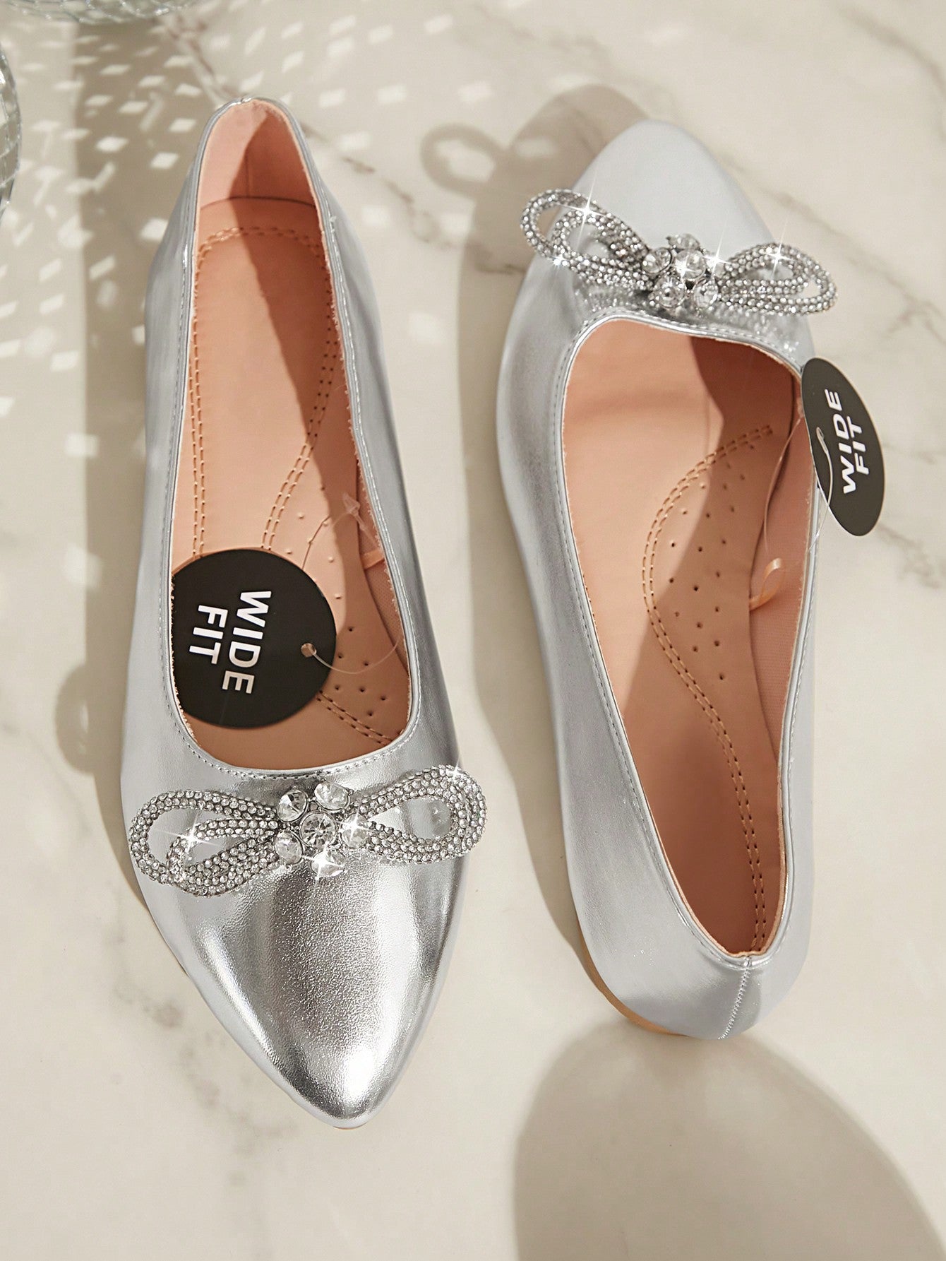 Sapatilha Bico Fino Com Laço De Strass Elegante