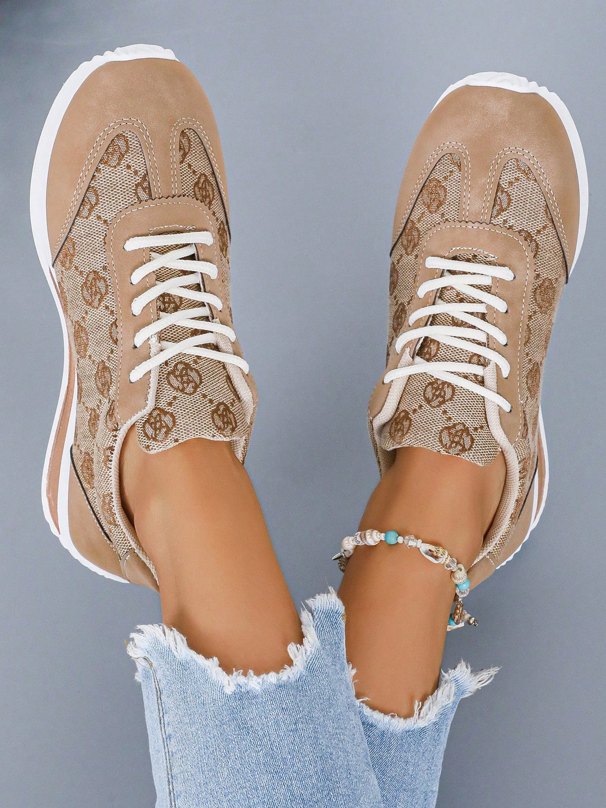 Tênis Casual Estampado Com Detalhes Em Camurça E Sola Confortável