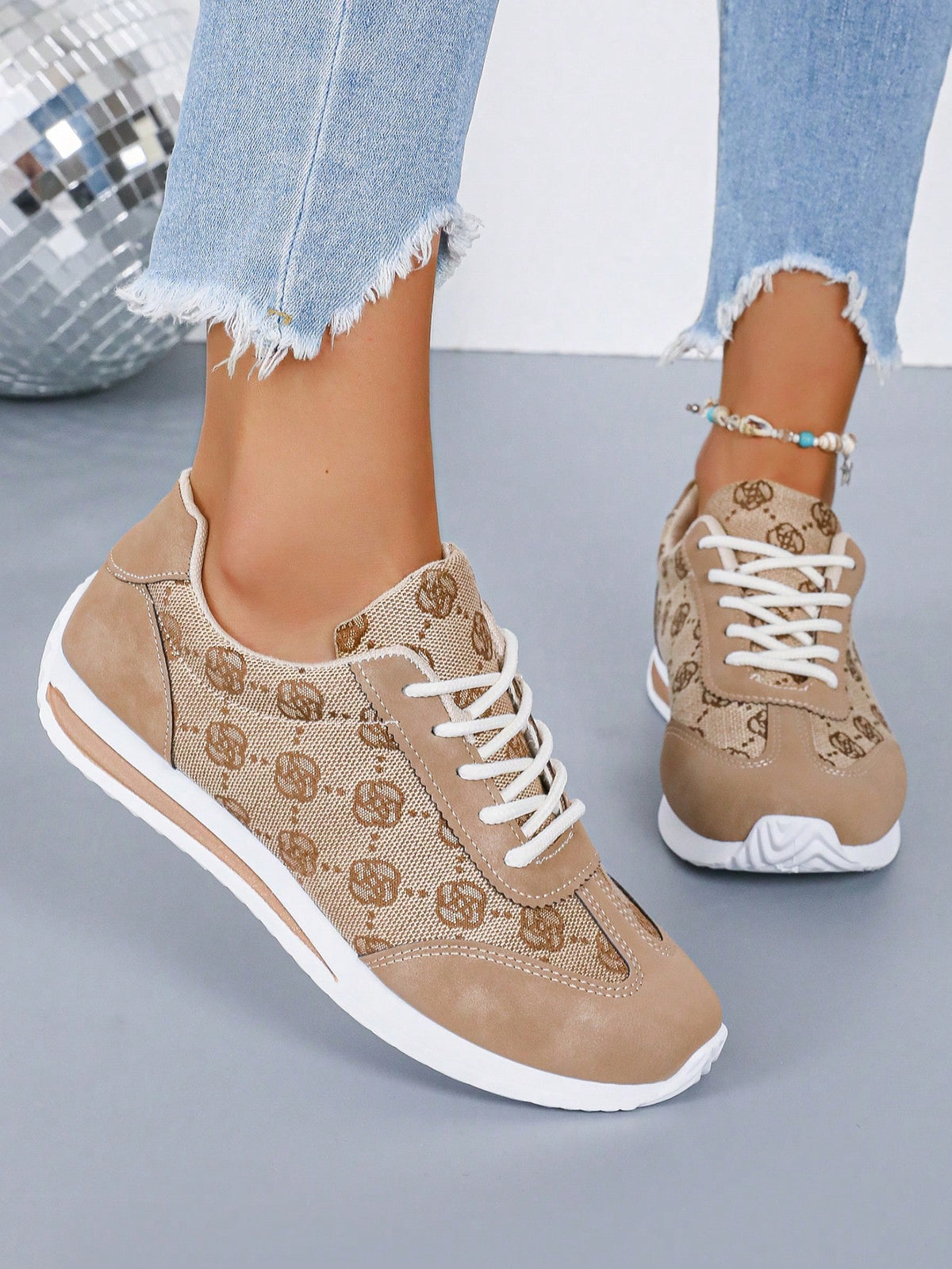 Tênis Casual Estampado Com Detalhes Em Camurça E Sola Confortável