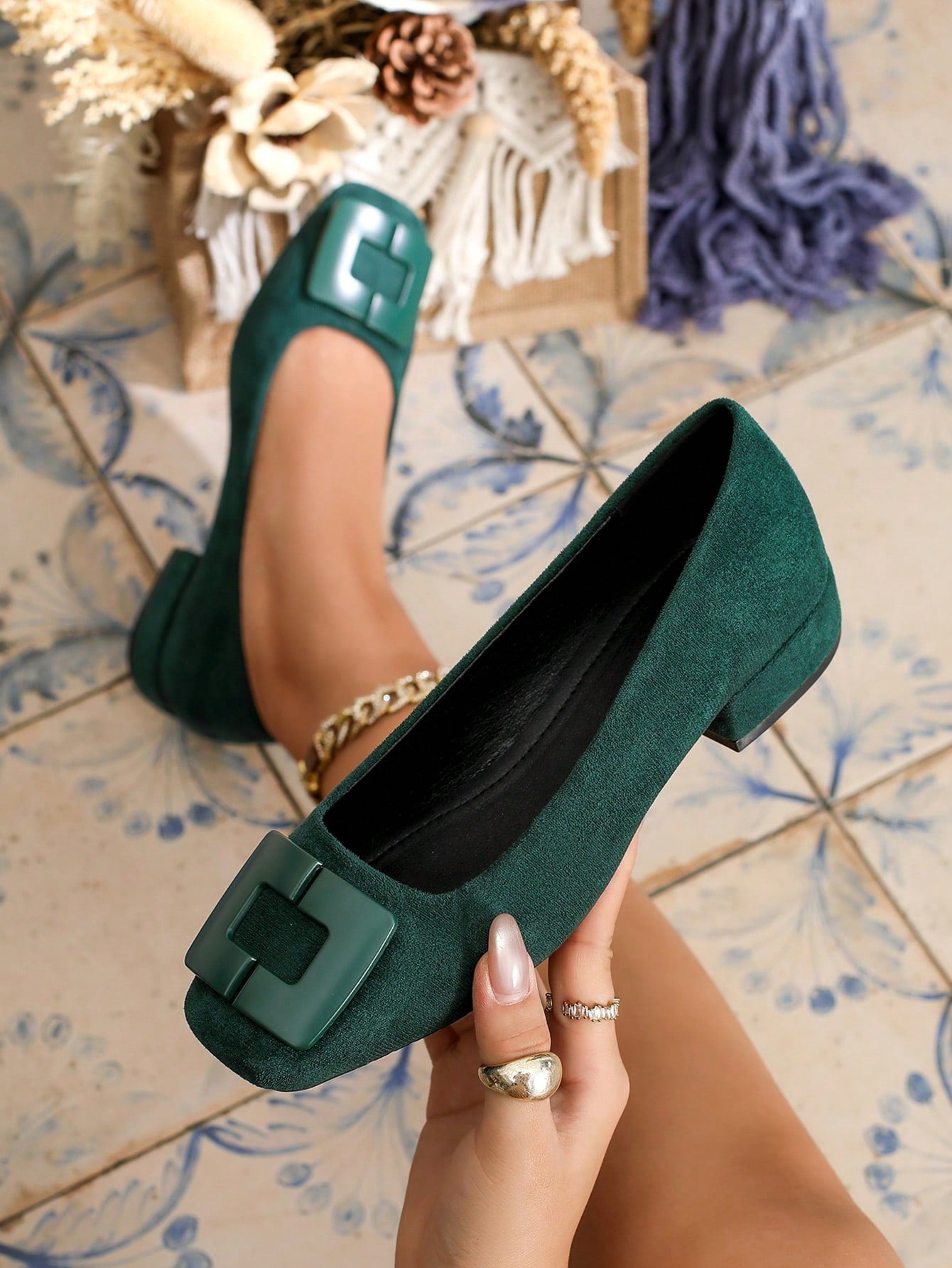 Sapato Camurça Bico Quadrado Com Fivela Estilosa