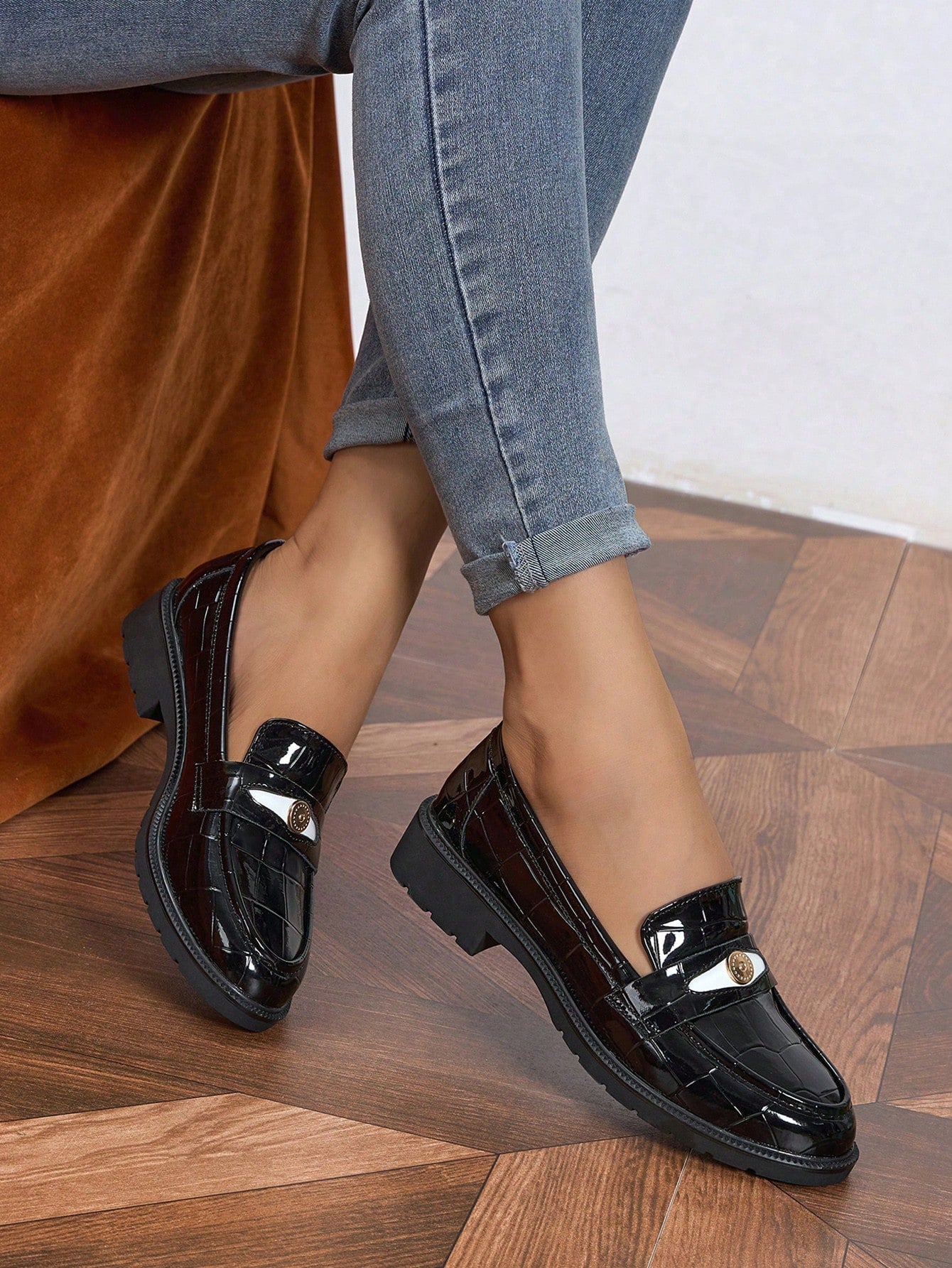 Sapato Mocassim Texturizado Croco Com Aplique Metálico