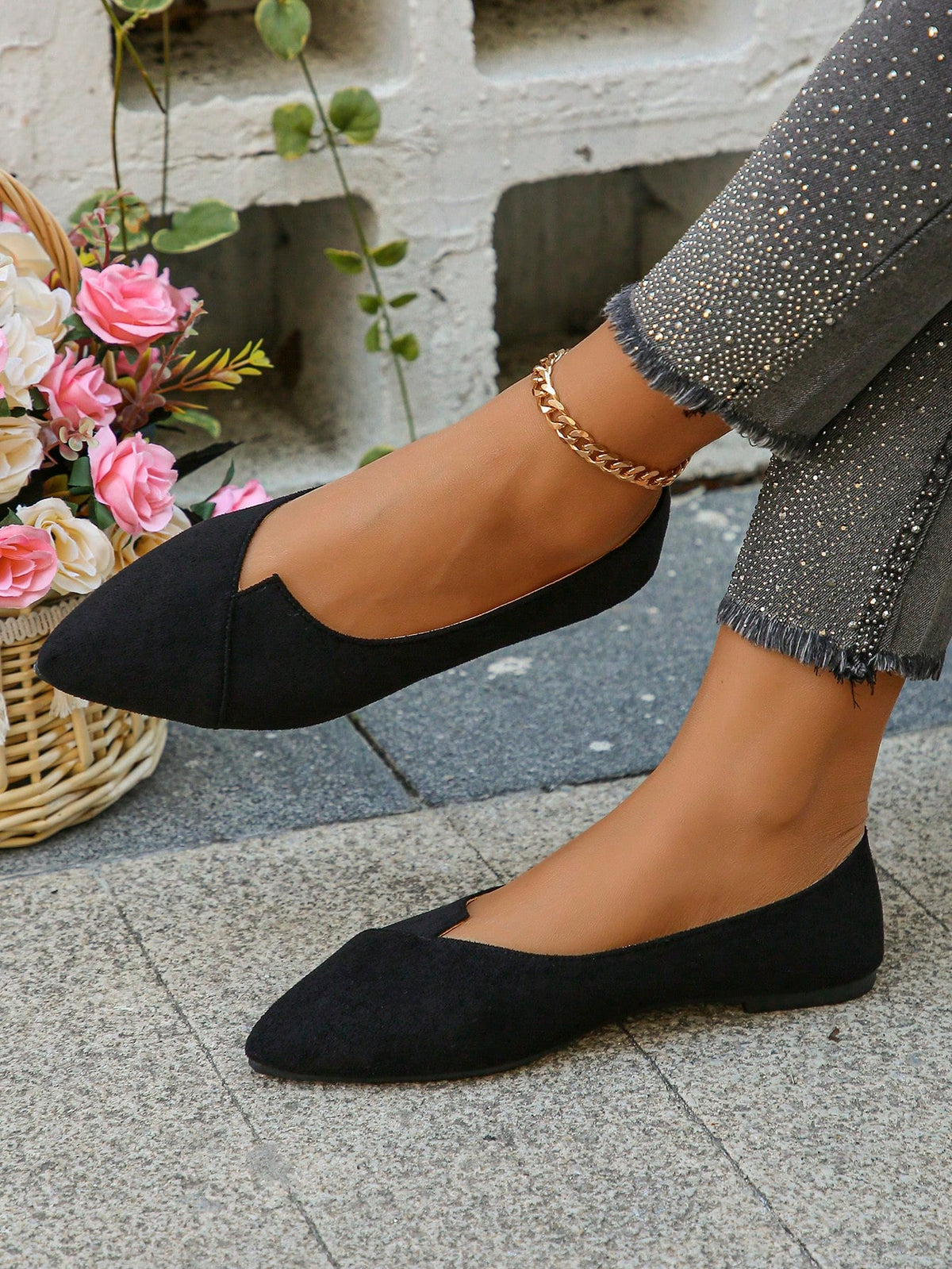 Sapatilha Bico Fino Camurça Design Minimalista