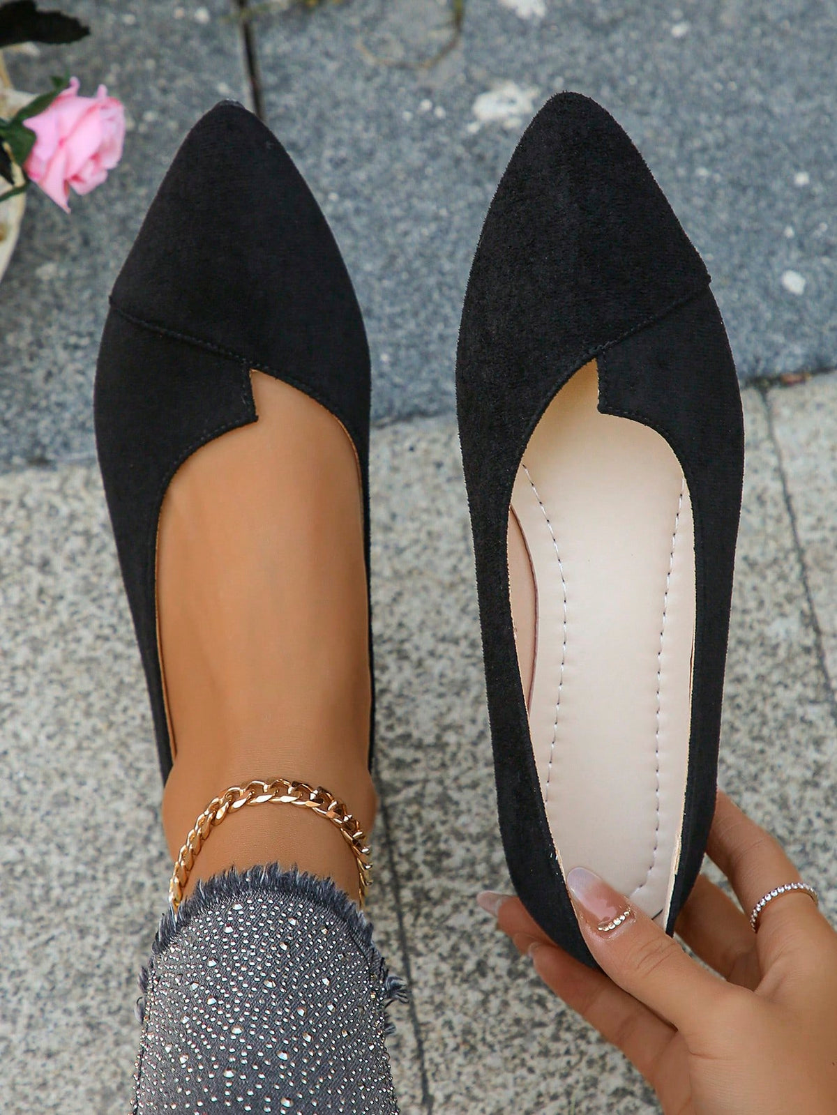 Sapatilha Bico Fino Camurça Design Minimalista