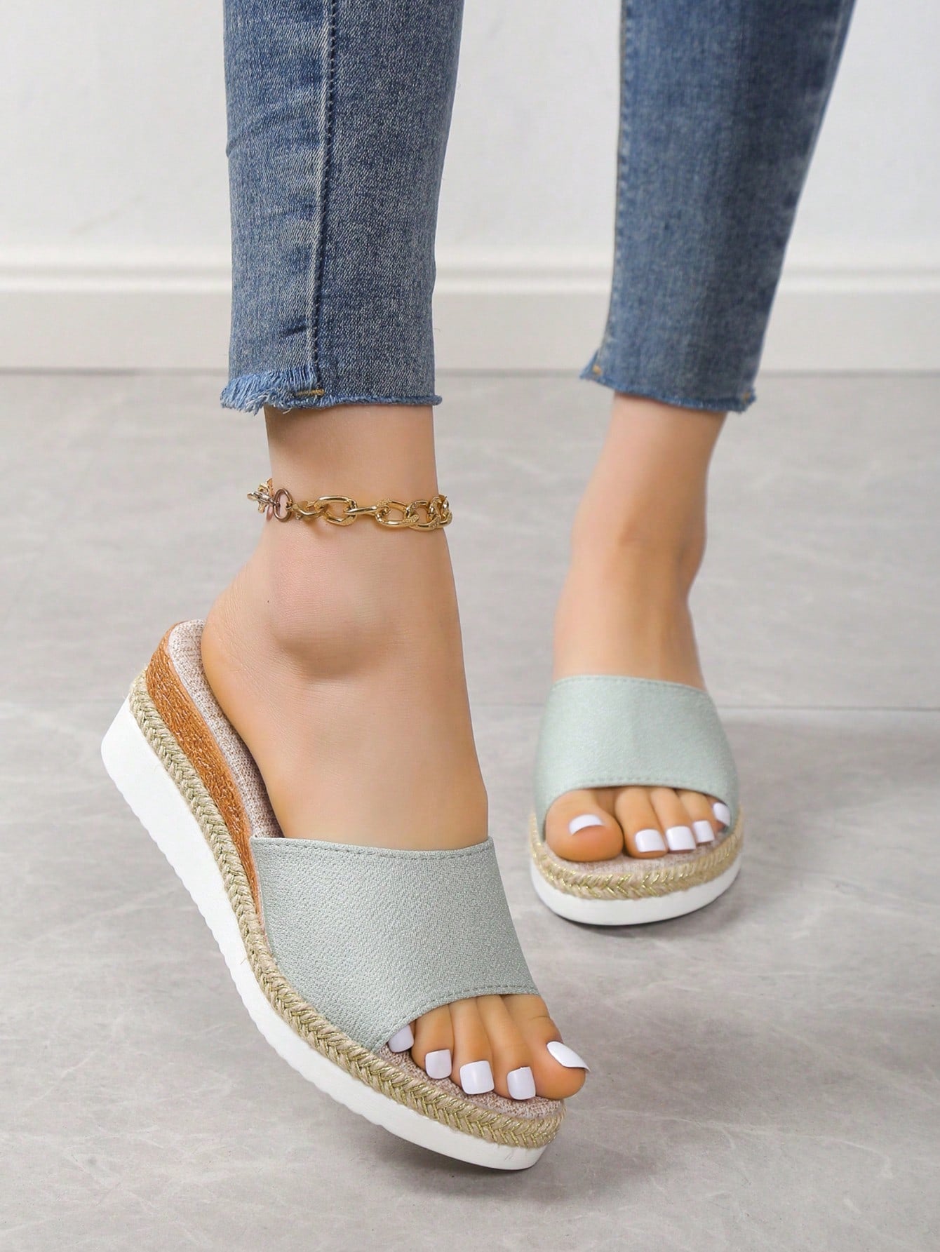 Sandália Flatform Com Tira Larga E Detalhe Trançado