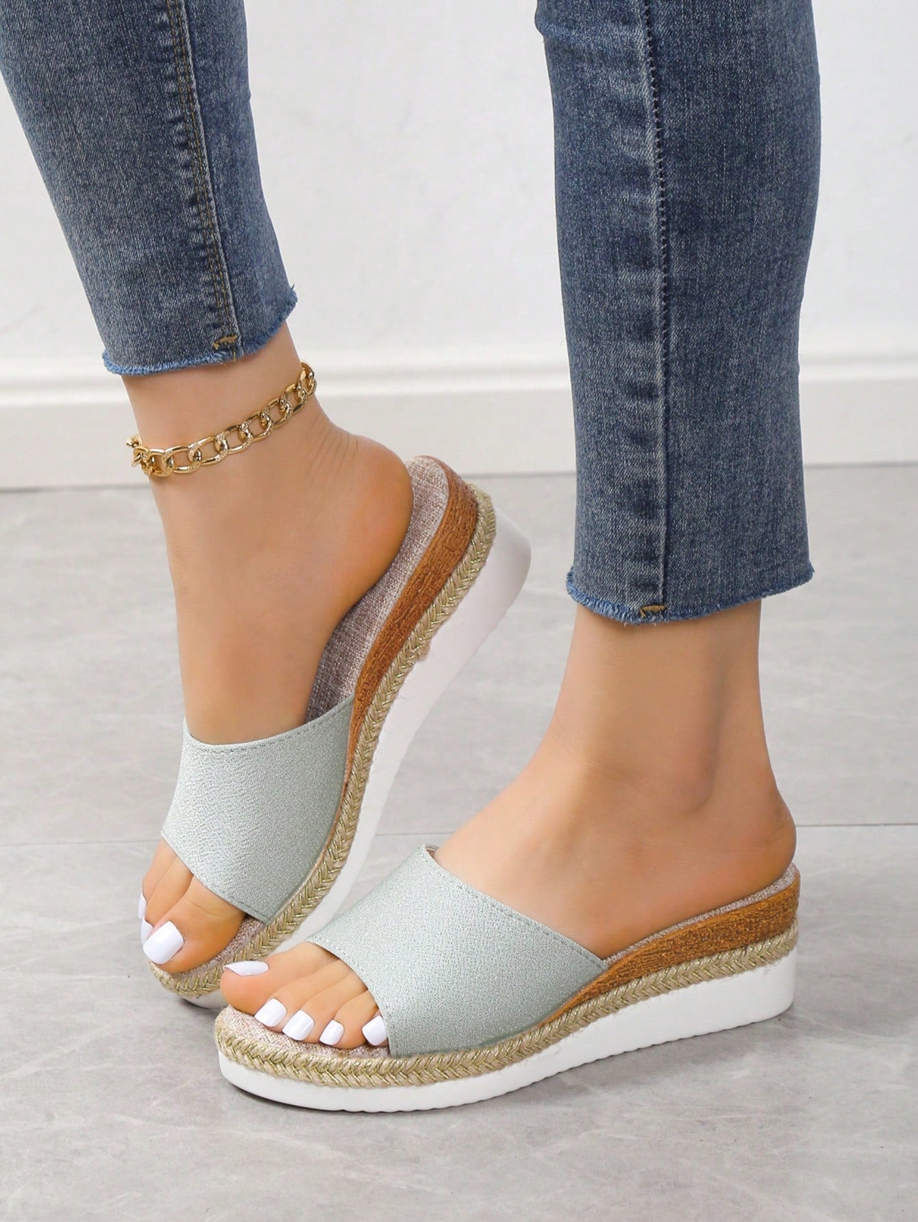 Sandália Flatform Com Tira Larga E Detalhe Trançado