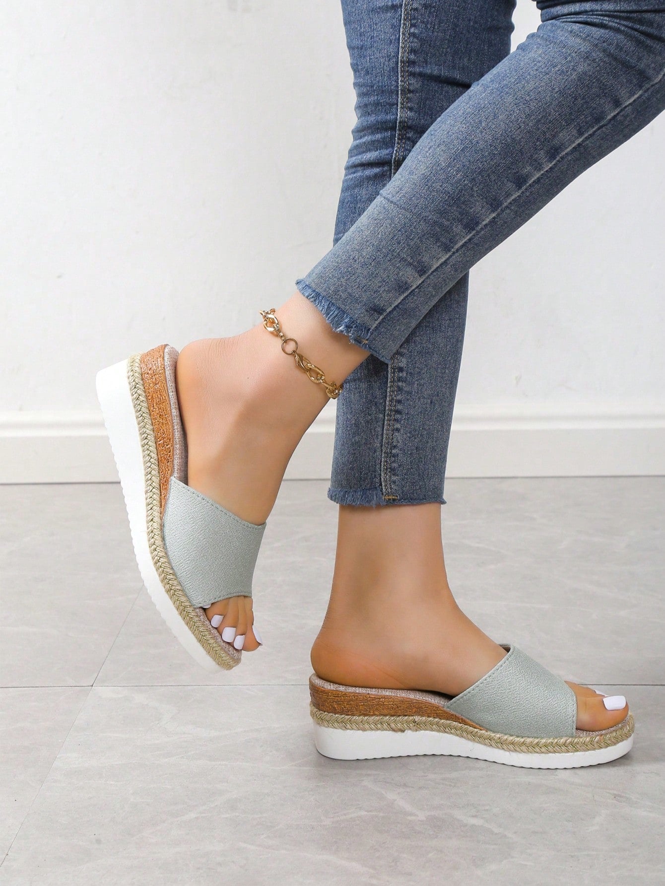 Sandália Flatform Com Tira Larga E Detalhe Trançado