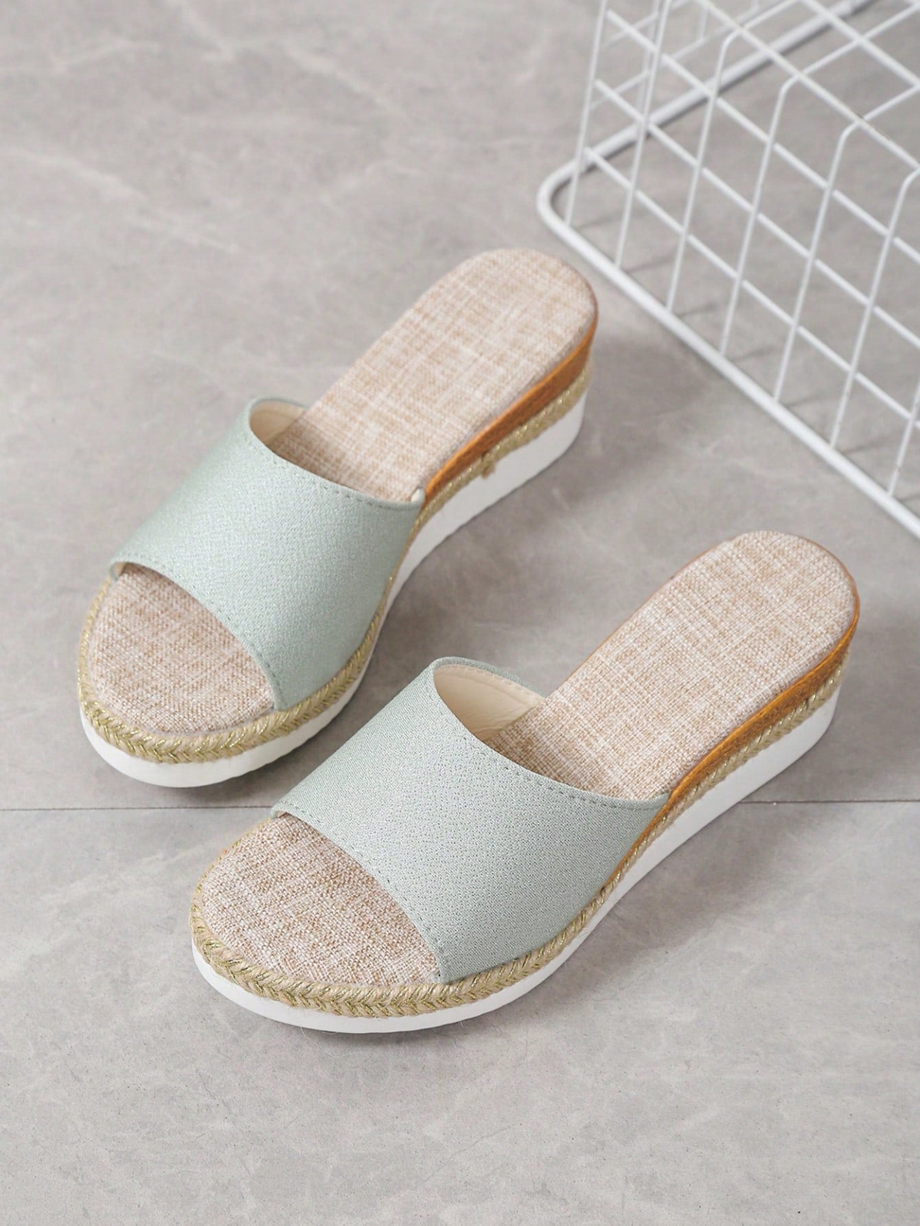 Sandália Flatform Com Tira Larga E Detalhe Trançado