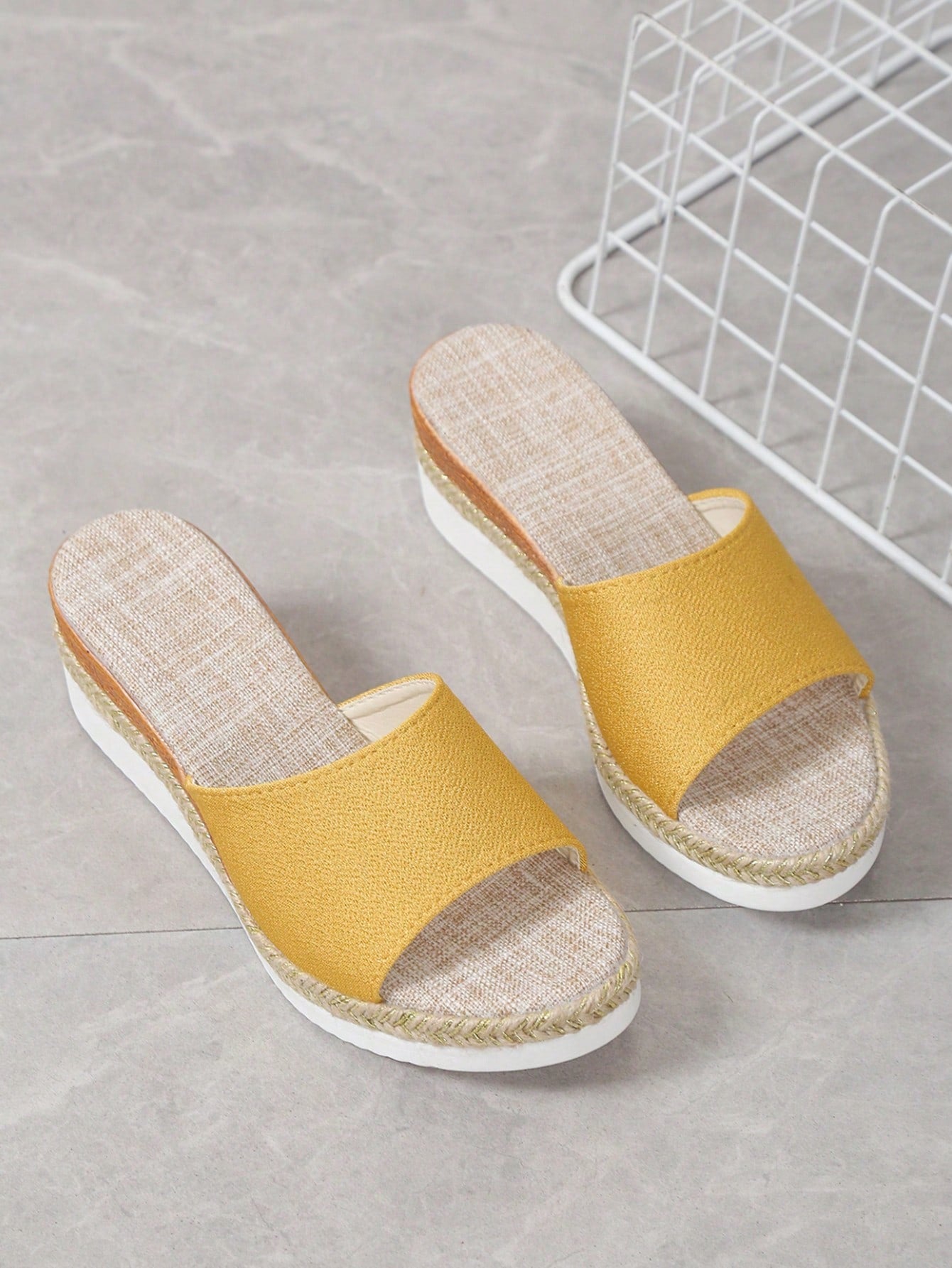 Sandália Flatform Com Tira Larga E Detalhe Trançado