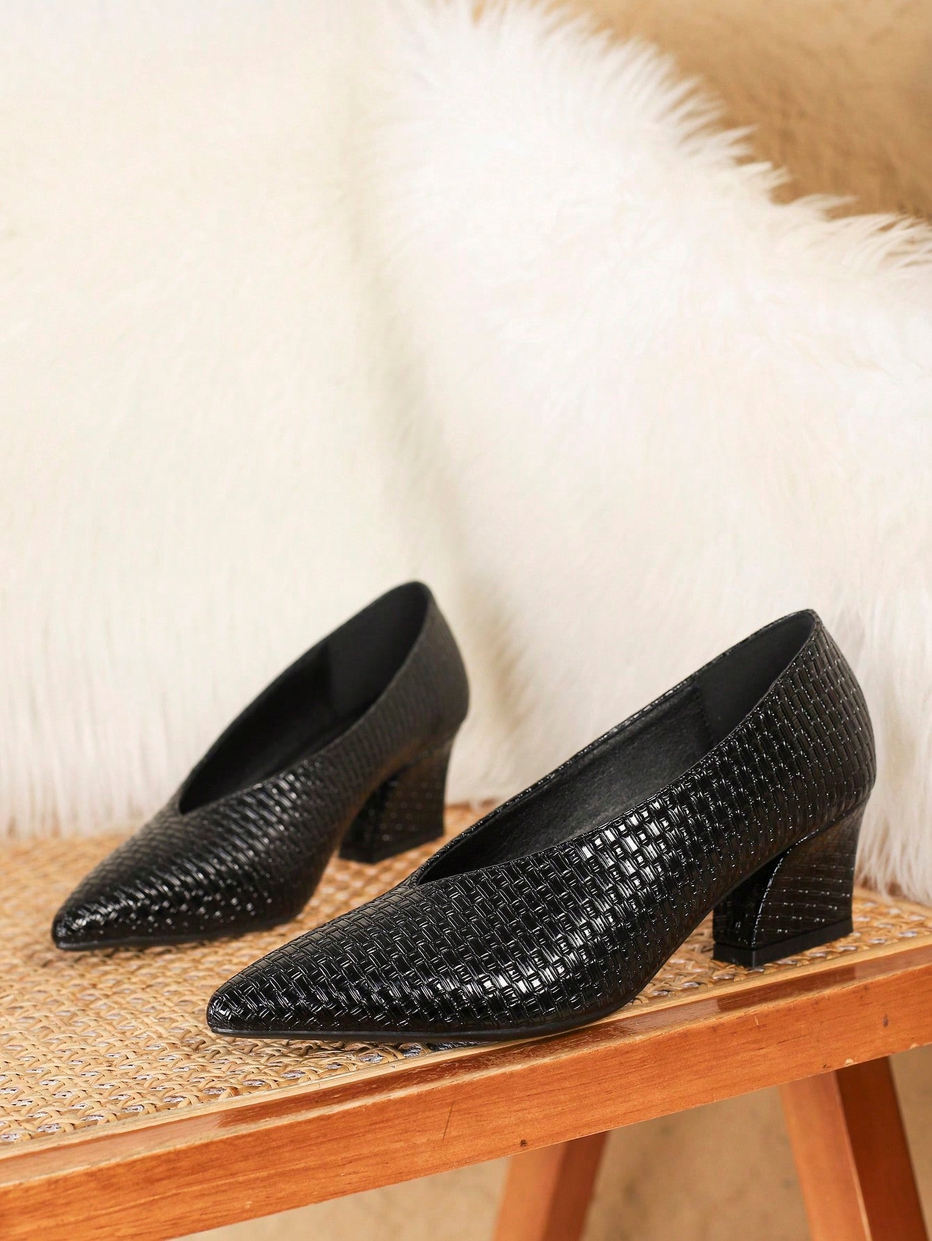 Sapato Scarpin Bico Fino Texturizado Estilo Croco