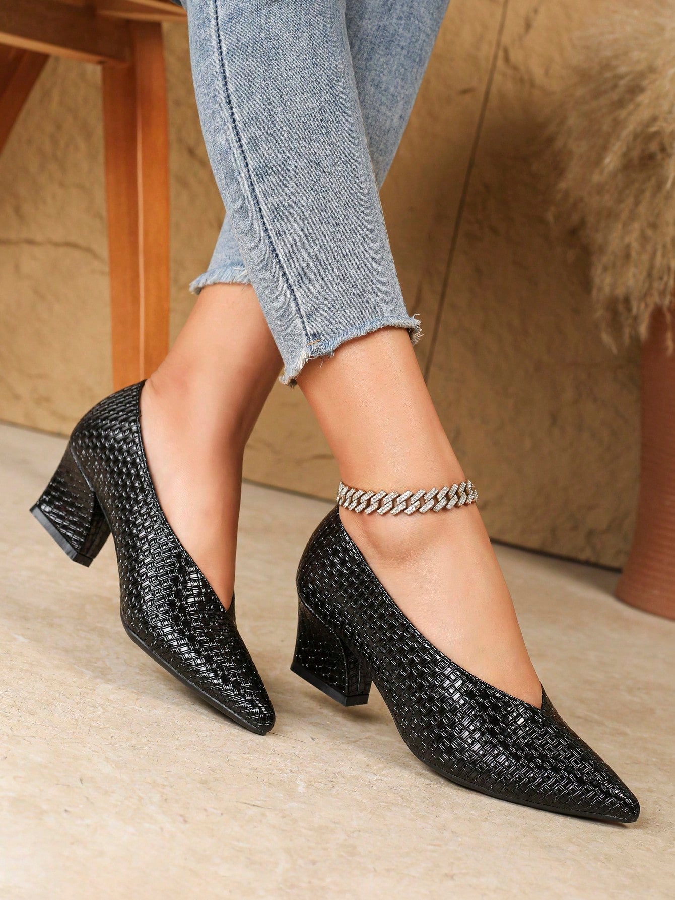 Sapato Scarpin Bico Fino Texturizado Estilo Croco