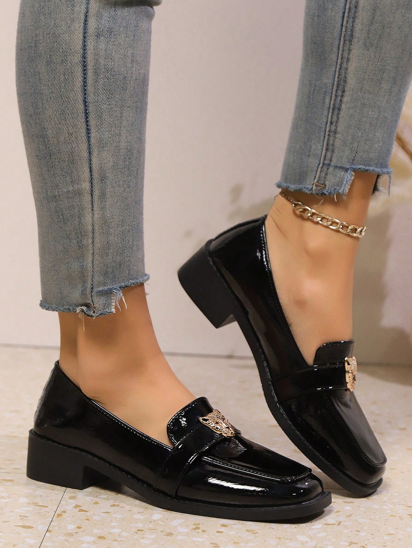 Sapato Mocassim Verniz Com Aplique Metálico Elegante