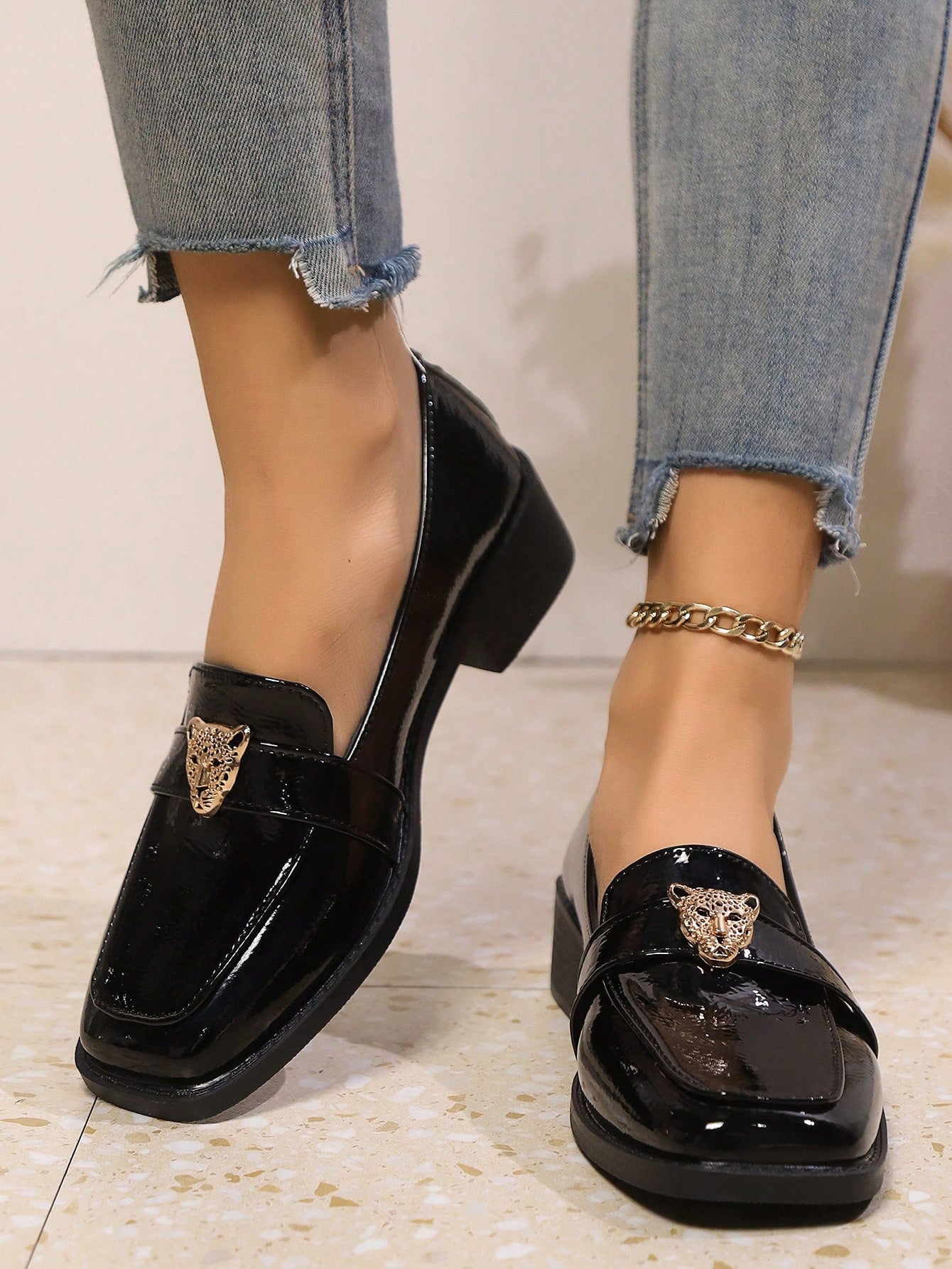 Sapato Mocassim Verniz Com Aplique Metálico Elegante